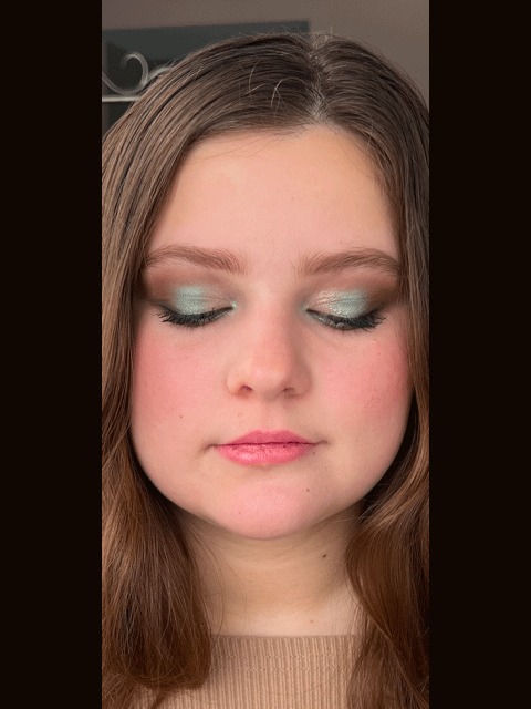 eye makeup with sea green dress for mint green dress makeup look