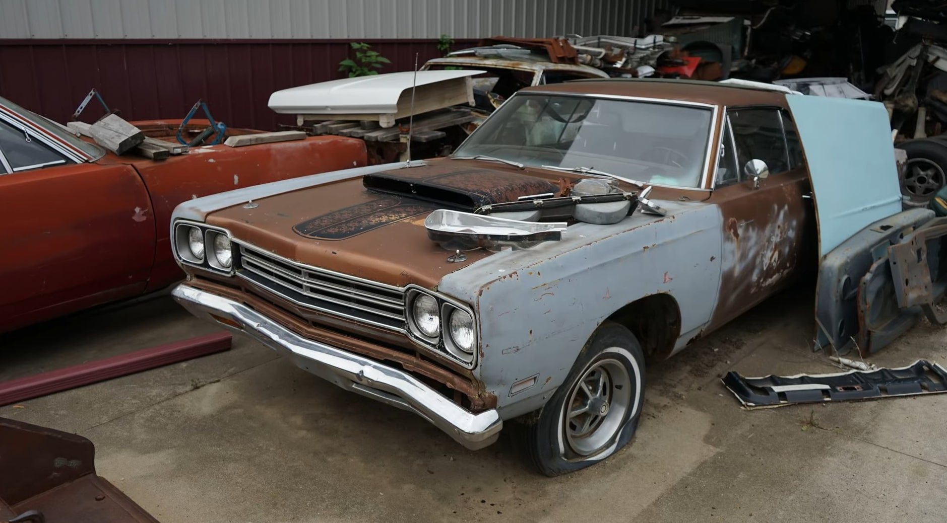 Brett Torino takes the 67' Hemi on a test drive with Mark.
