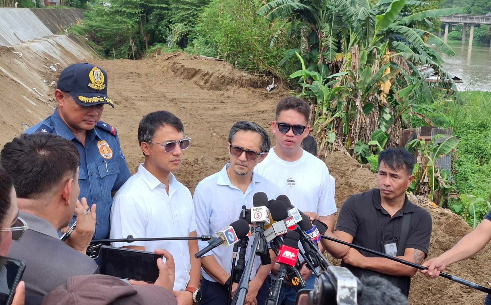 Philippine - Department of Public Works and Highways Secretary Vince ...