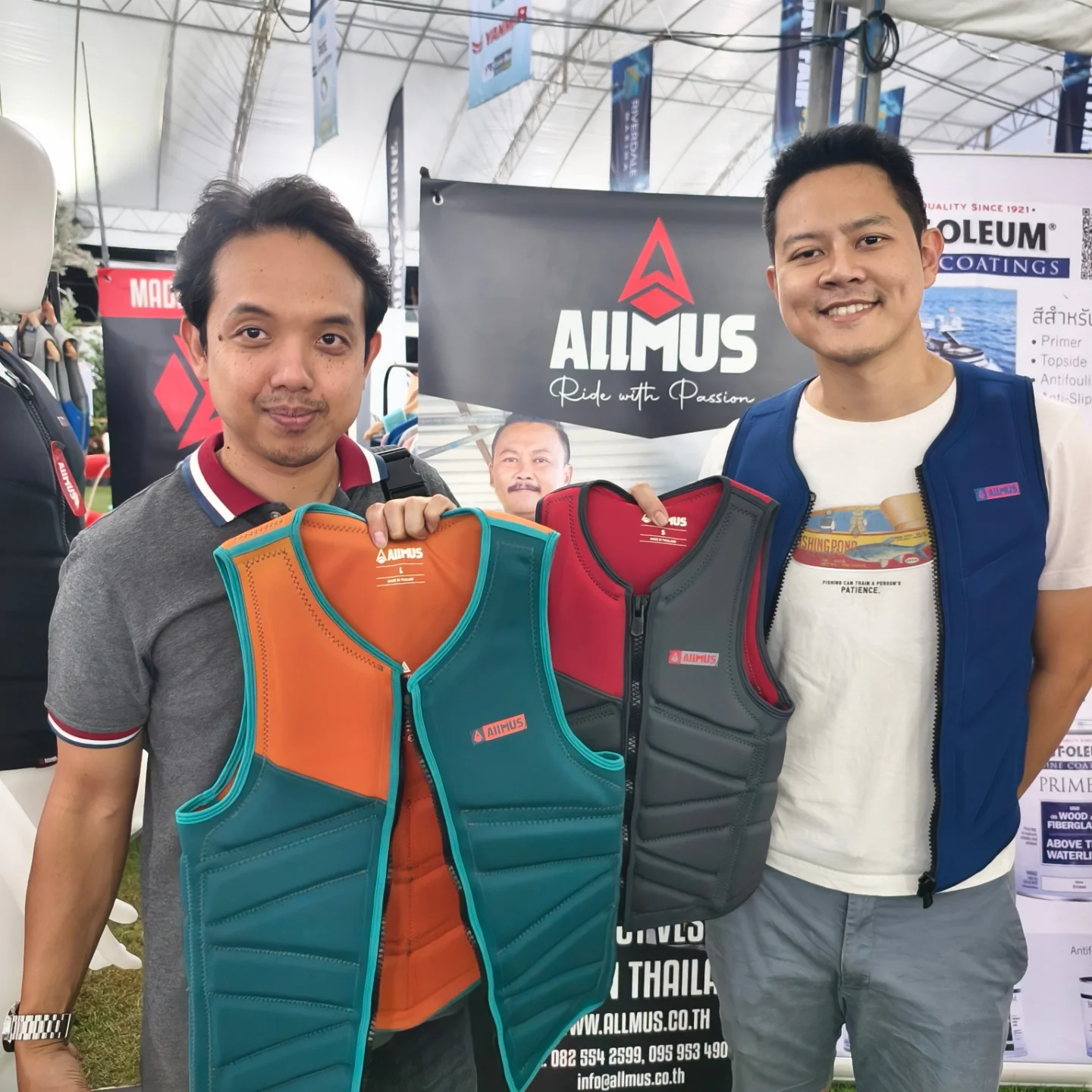 Allmus - ถึงขั้นที่ว่าถือ vest ตัวเก่ามาซื้อ vest ตัวใหม่ 😄 ขอบพระคุณ ...
