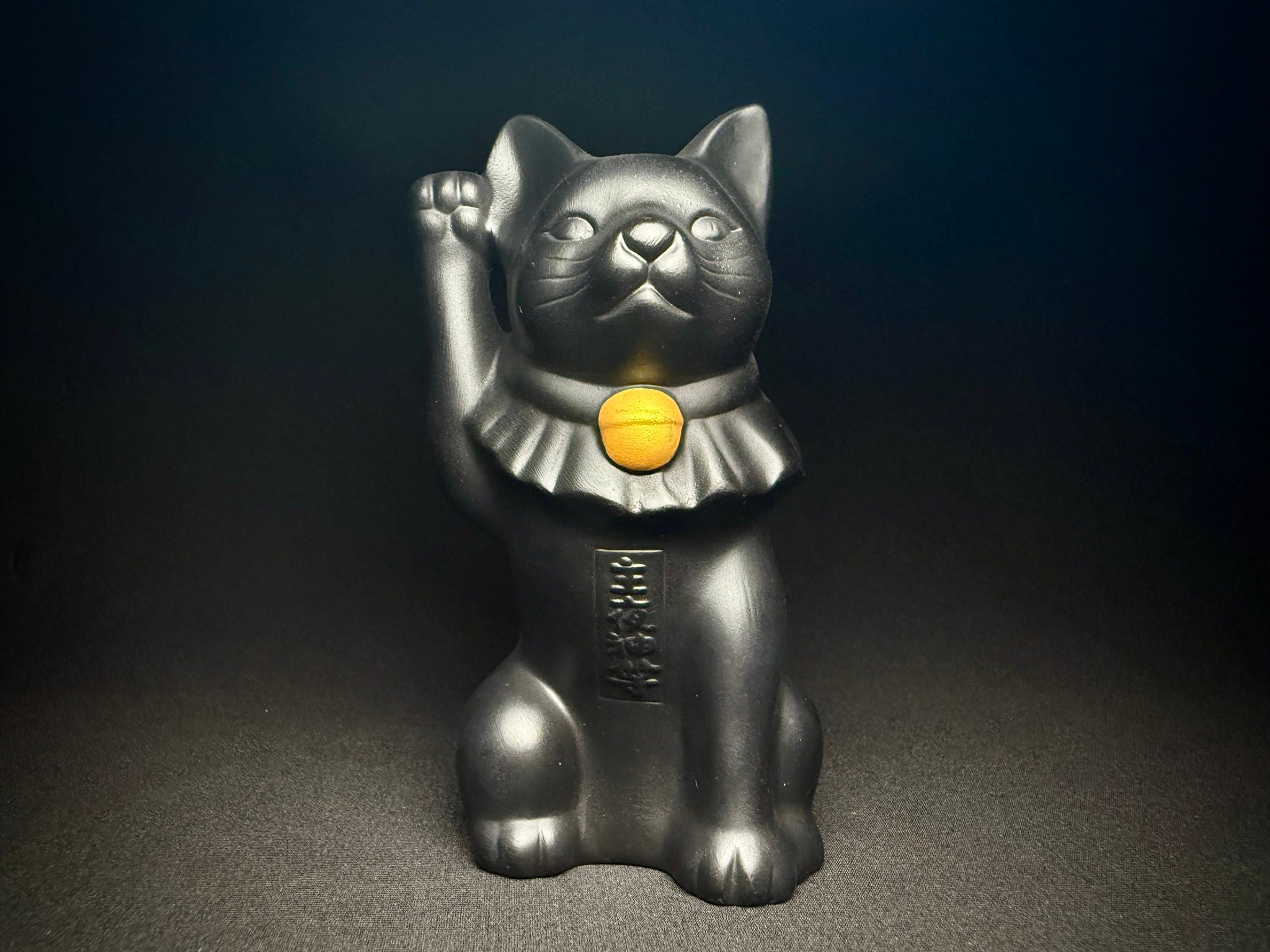 主夜神尊招福貓這次修復的是來自京都檀王法林寺的黑色招福貓。 右耳