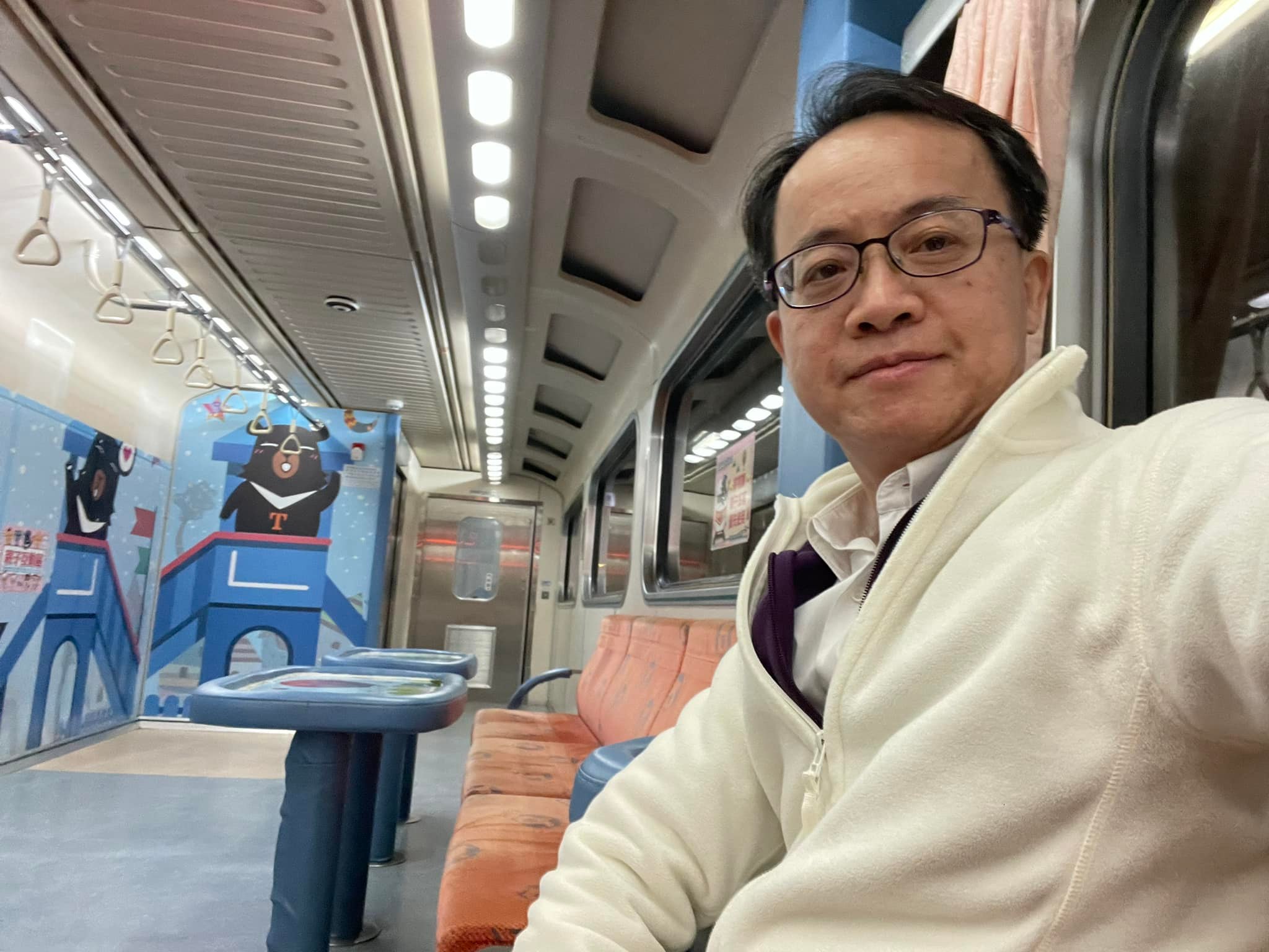 王意中 - 哇！又搭上親子車廂。152次自強號，屏東往新左營。準備輾轉高鐵、開車回宜蘭。明天，清晨4:45起床後，再來... | Facebook