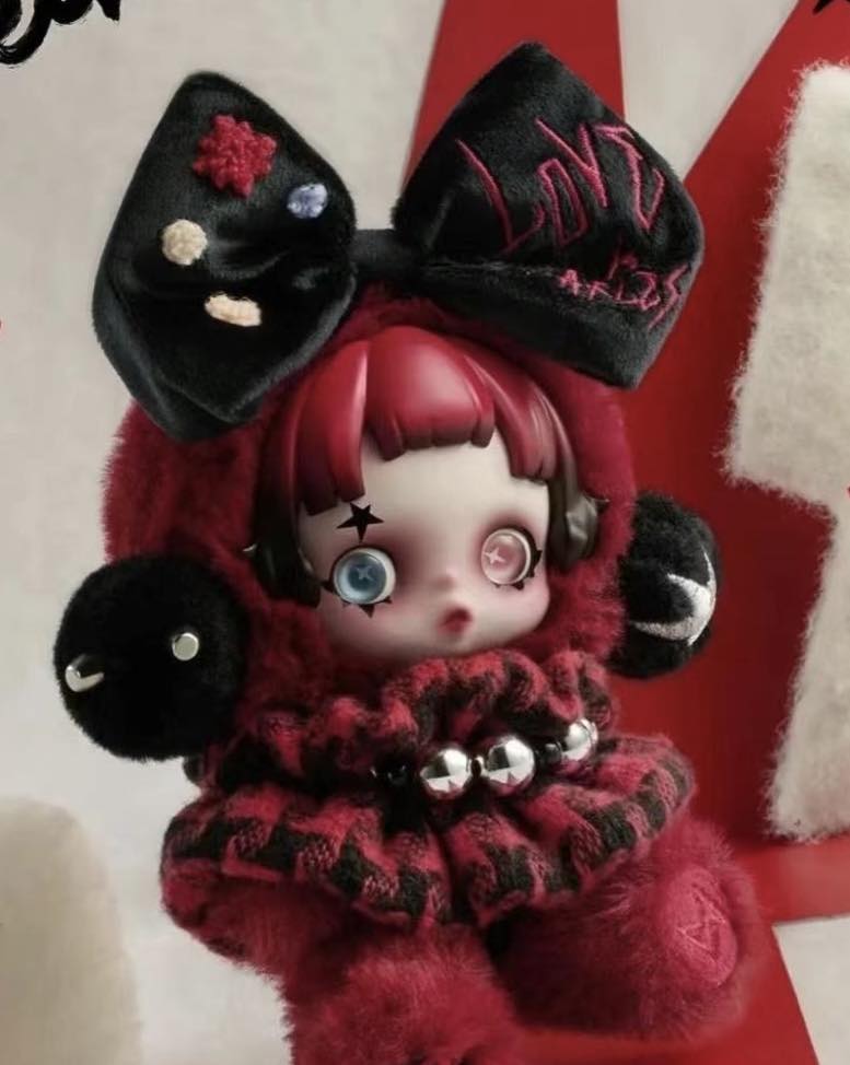 POP MART 歐洲限定款被稱為Skullpanda Plush‑6kHz (紅色款)，在2 月於