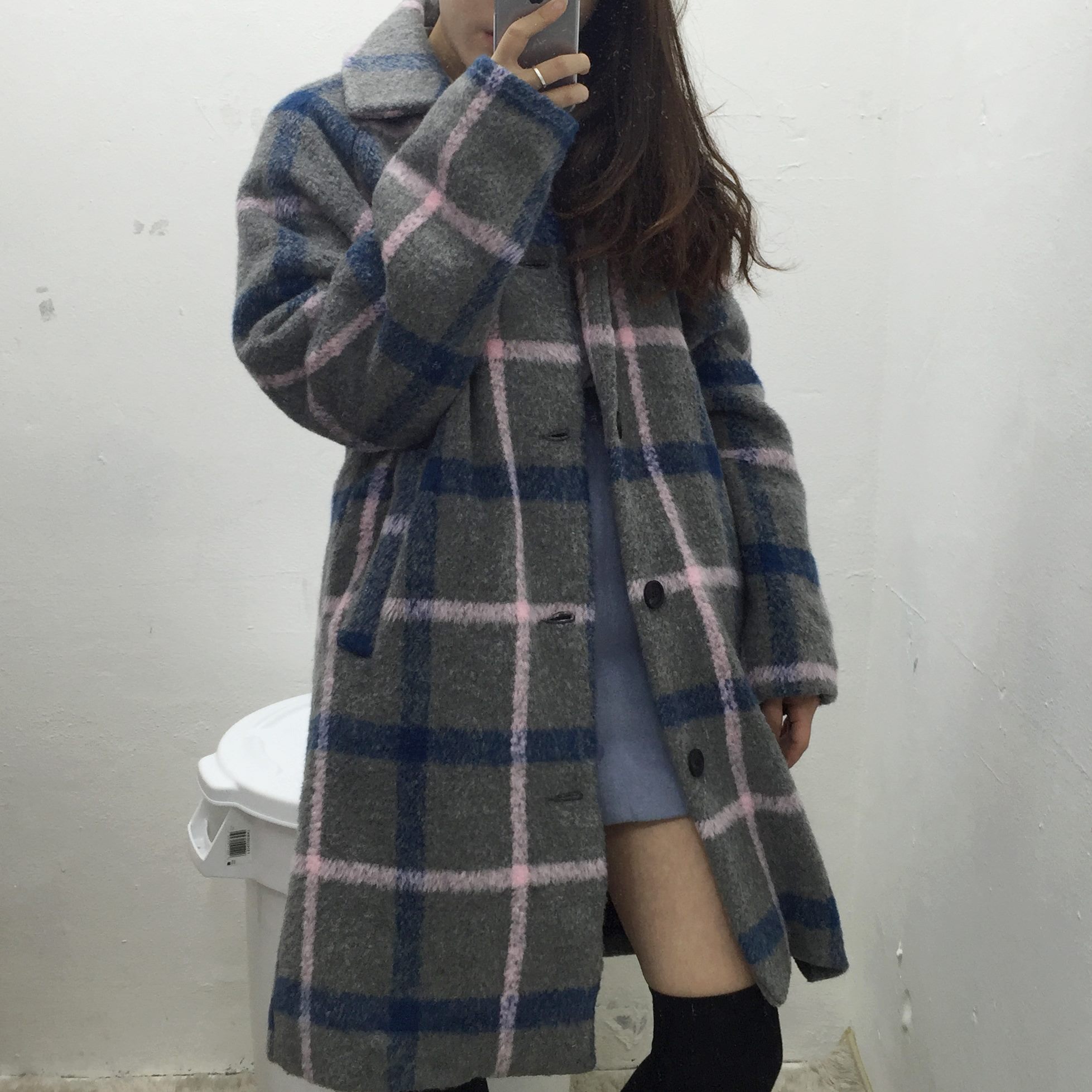 쿠치마치 - 쿠치마치 데일리룩 빈티지와 유니크를 다 갖추고 있는 체크코트와 소라색 스커트로 코디하기!...