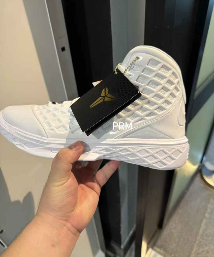 Right for the game's brightest stars. The Kobe 3 “Sail and Hot