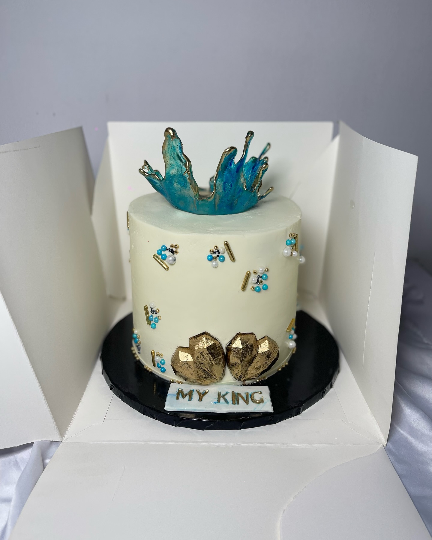 Cake Behavior - New week, New cake beauty 😍😍😍 Here’s to... | Facebook
