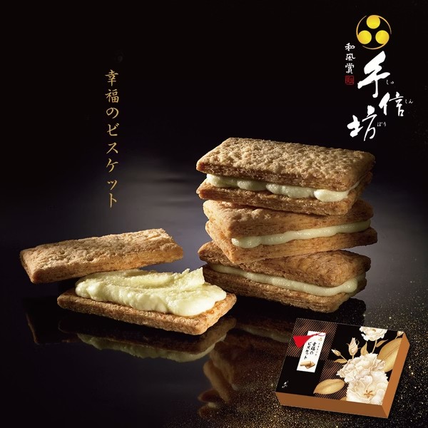 手信坊-南紡購物中心 - 幸福のビスケット(千層夾心派)原味、草莓味 📍原味 透過師傅巧手搓揉麵糰再經過精心烘烤... | Facebook