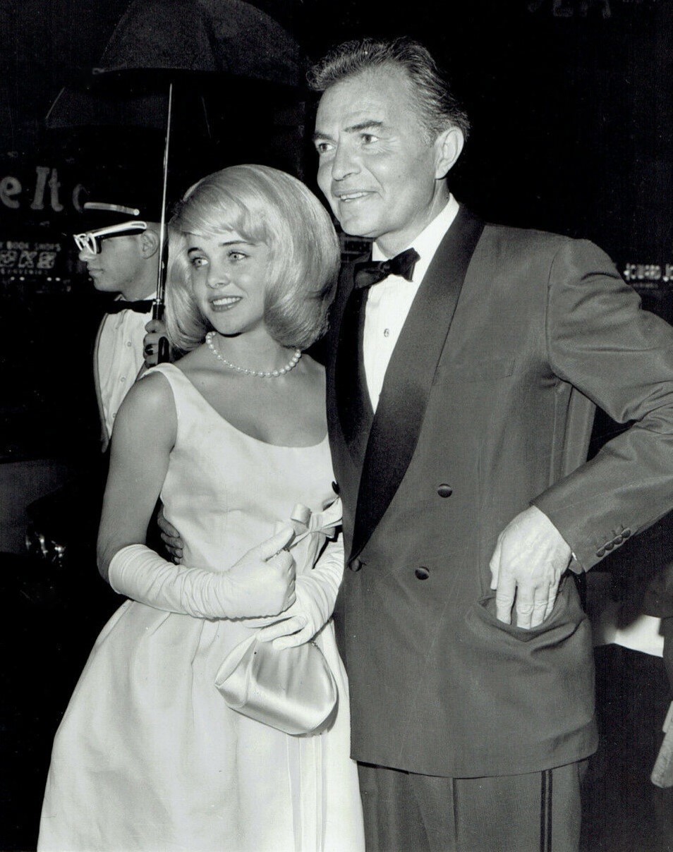 Hollywood - Sue Lyon with James Mason at the premiere of their film ...