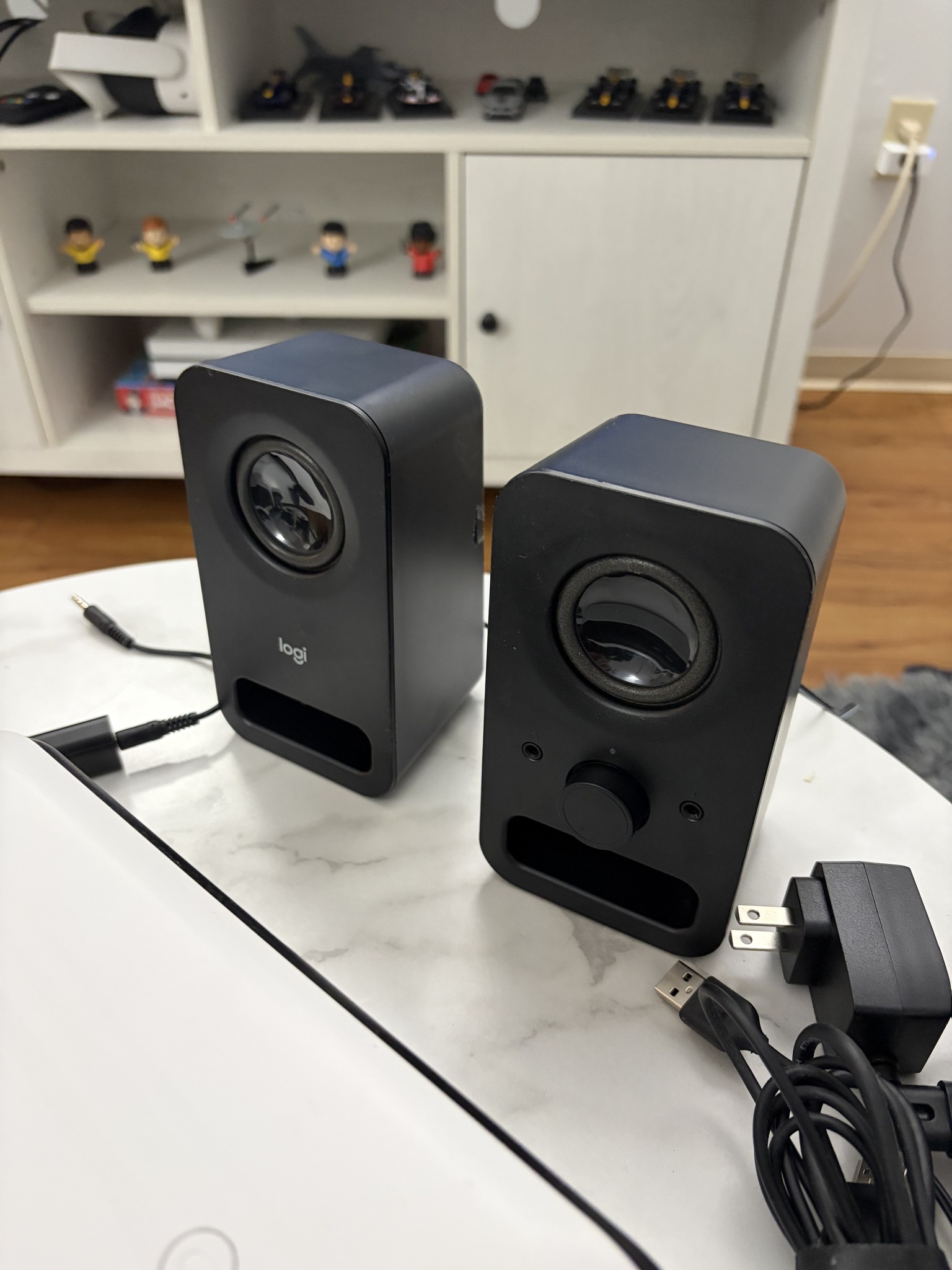 1080p Projector with Roku Streaming Box and Logitech spreakers ...