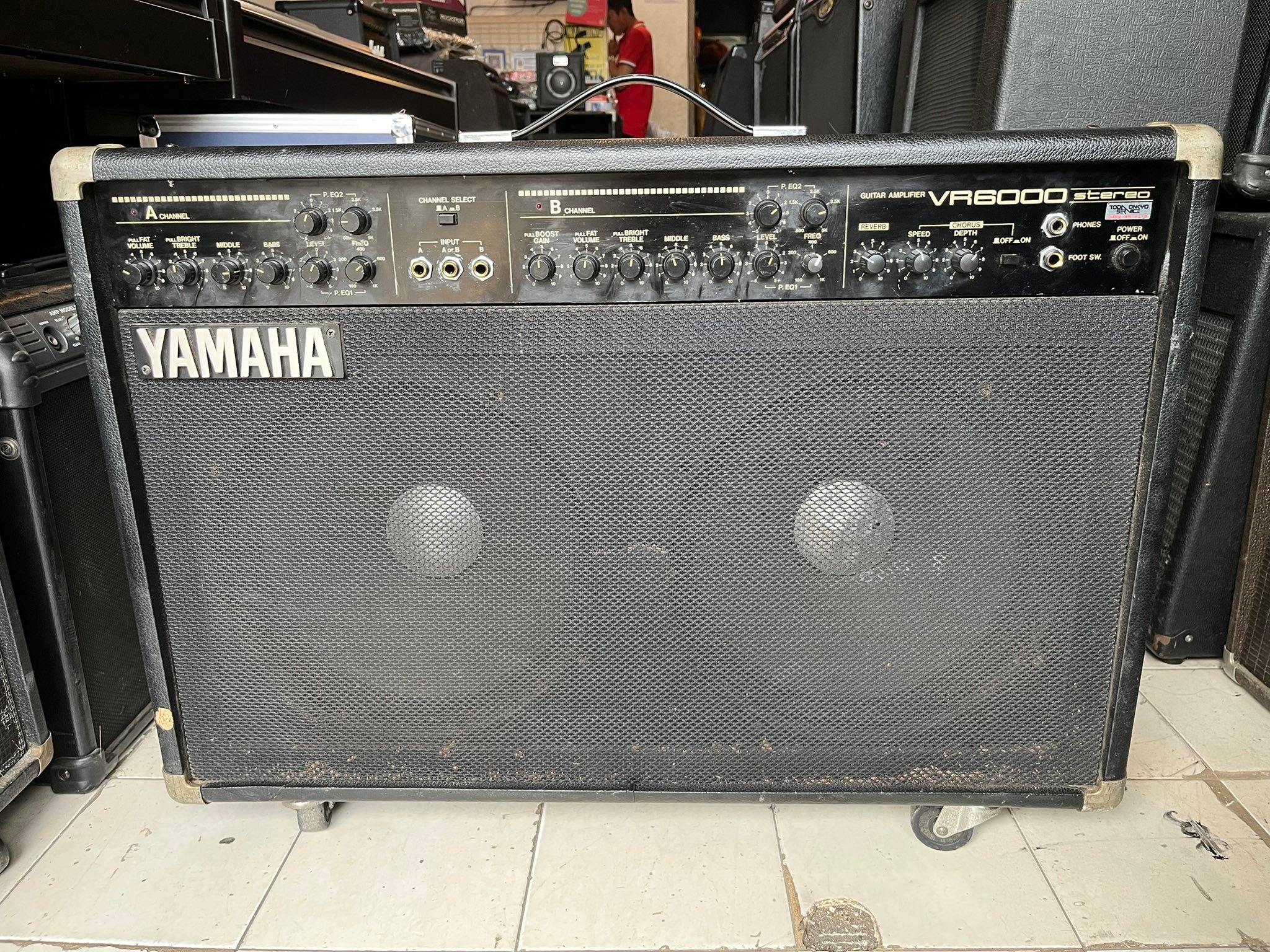 Yamaha VR6000 guitar amp 2x12” speaker size 110 volts Message lang