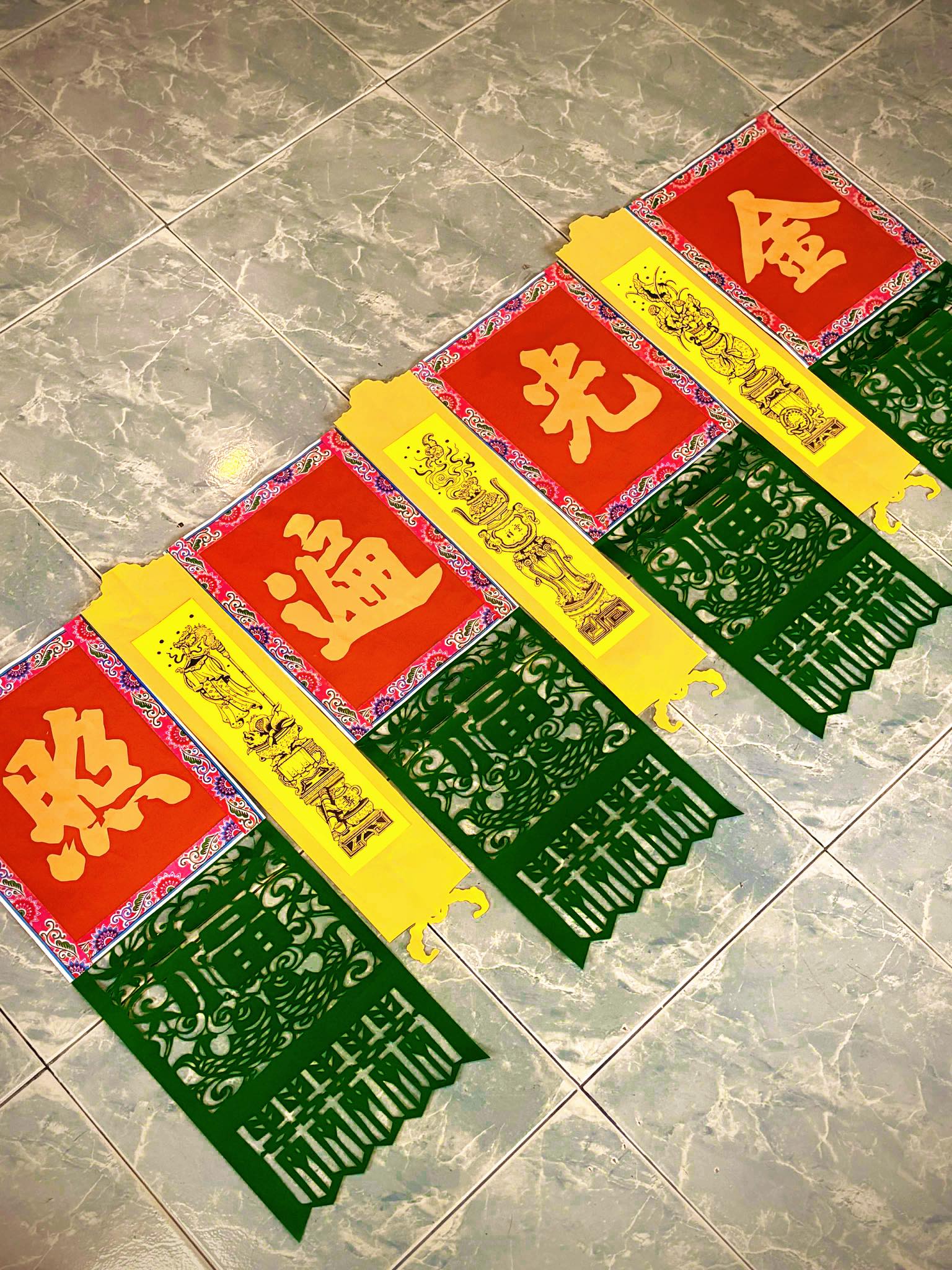 金安福宮【金爺信仰】 - 特從泰國訂製的 精 緻「福符飛聯 」 神明聖誕或法會 舉行時所懸掛的彩紙，即福符，又稱飛聯。一般福符包含有符身、符腳 ...