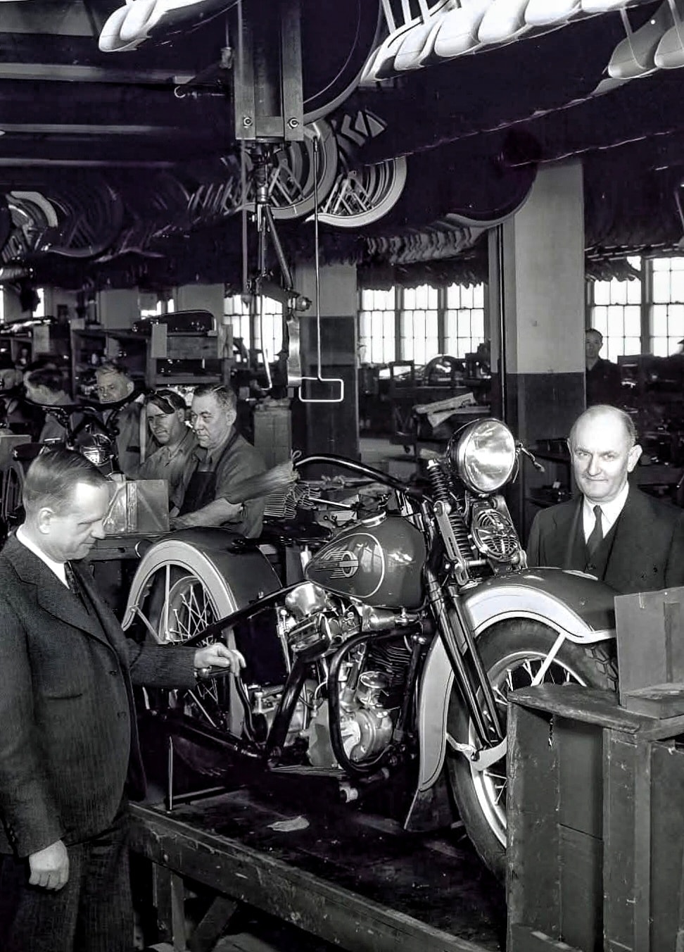 シェイプハート 1936 Harley-Davidson ❤️💙🖤 The 1936 Harley-Davidson EL, later