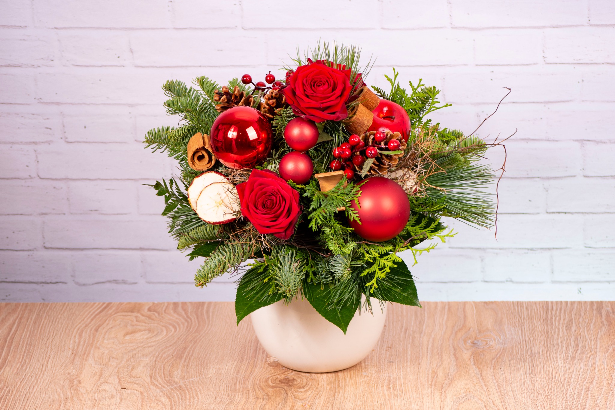 🎄✨ Verschenke Weihnachtsfreude – mit einem wunderschönen Strauß mit roten Kugeln! 🎁🌹 Weihnachten steht vor der Tür, und was gibt es Schöneres, als lieben Menschen eine Freude zu machen? Unser Weihnachtsstrauß 