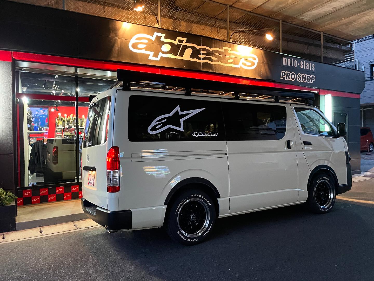 お店の前で営業車のハイエースを撮ってみました！ 夜になるとライト 