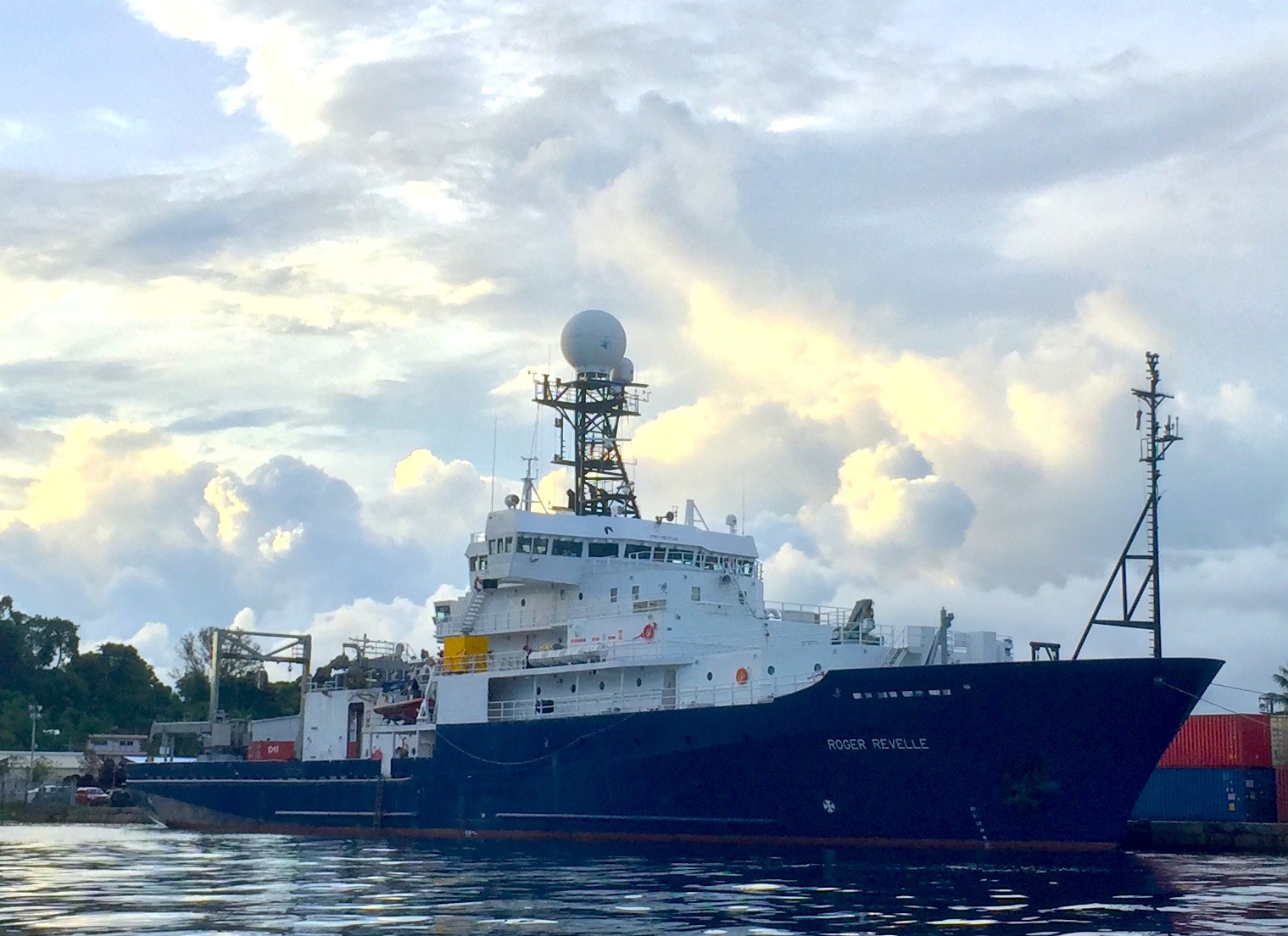 The Antarctican - The research vessel Roger Revelle is an oceanographic ...