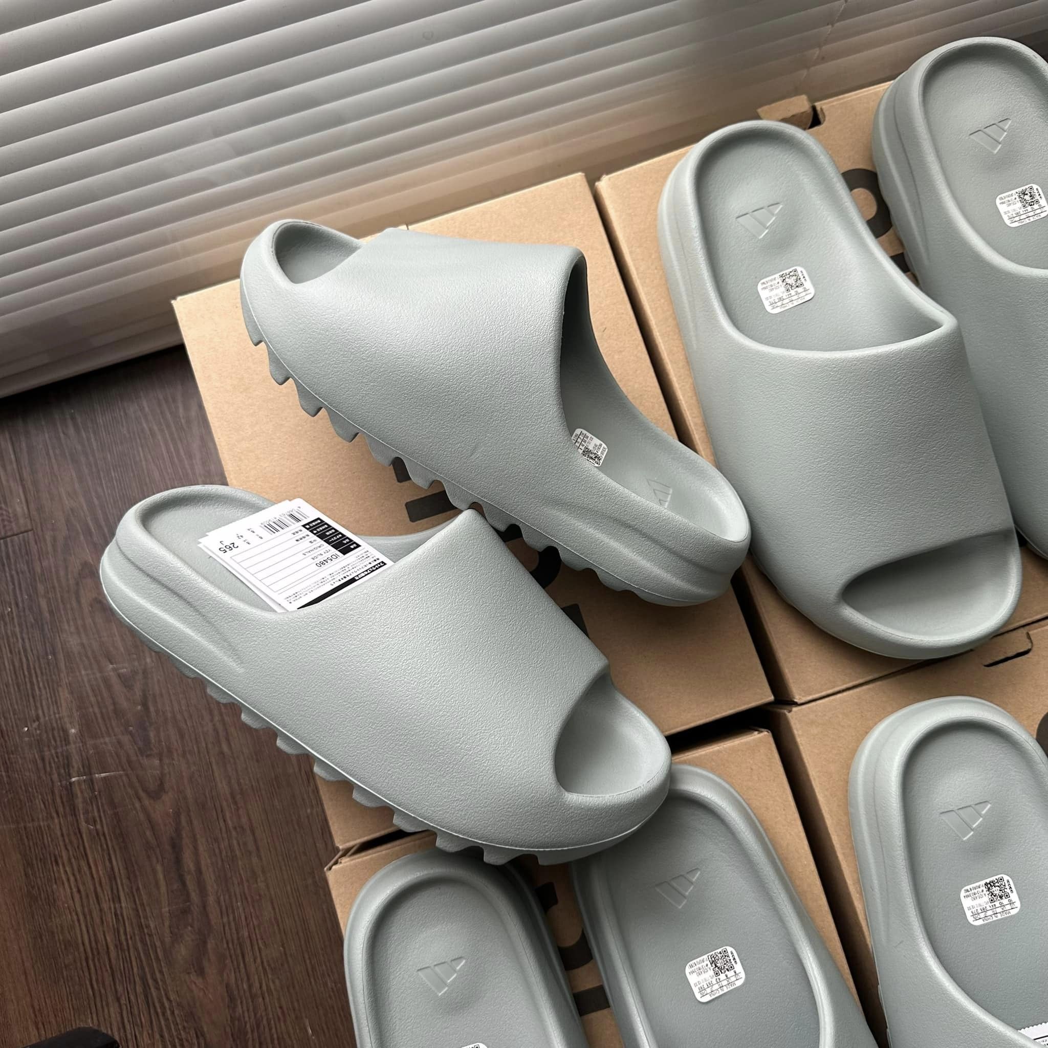 YEEZY 【ゴールド】 Slide 