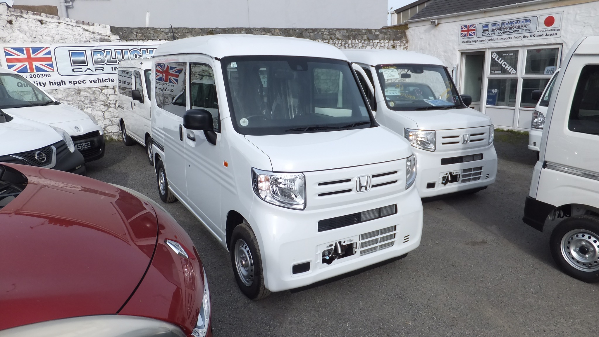 チップ New arrivals in today from Japan, 2x Honda N-Van's and 2x Daihatsu