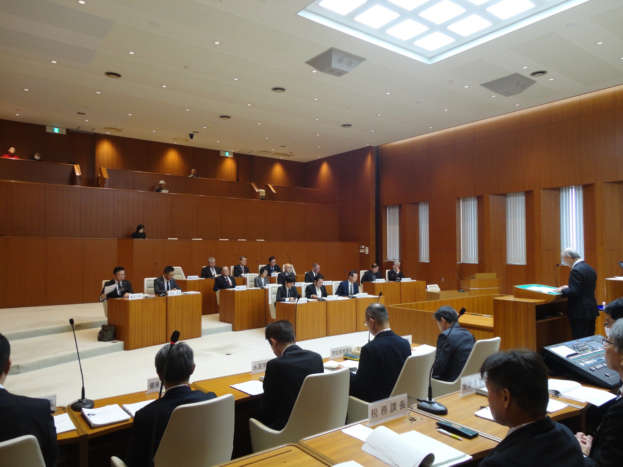 胎内市議会 - 《定例会最終日、議案が可決されました》 12月23日、定例会最終日に各委員長が審査結果の報告を行った後、執行部提出議案と議員 ...