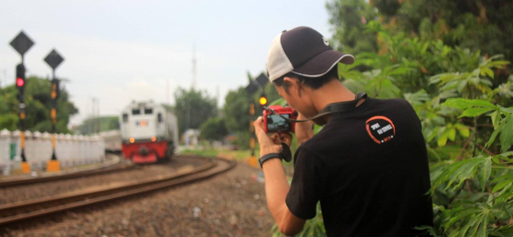 Kereta Barang Parsel Melintas Langsung Stasiun Besar CIREBON dan ...