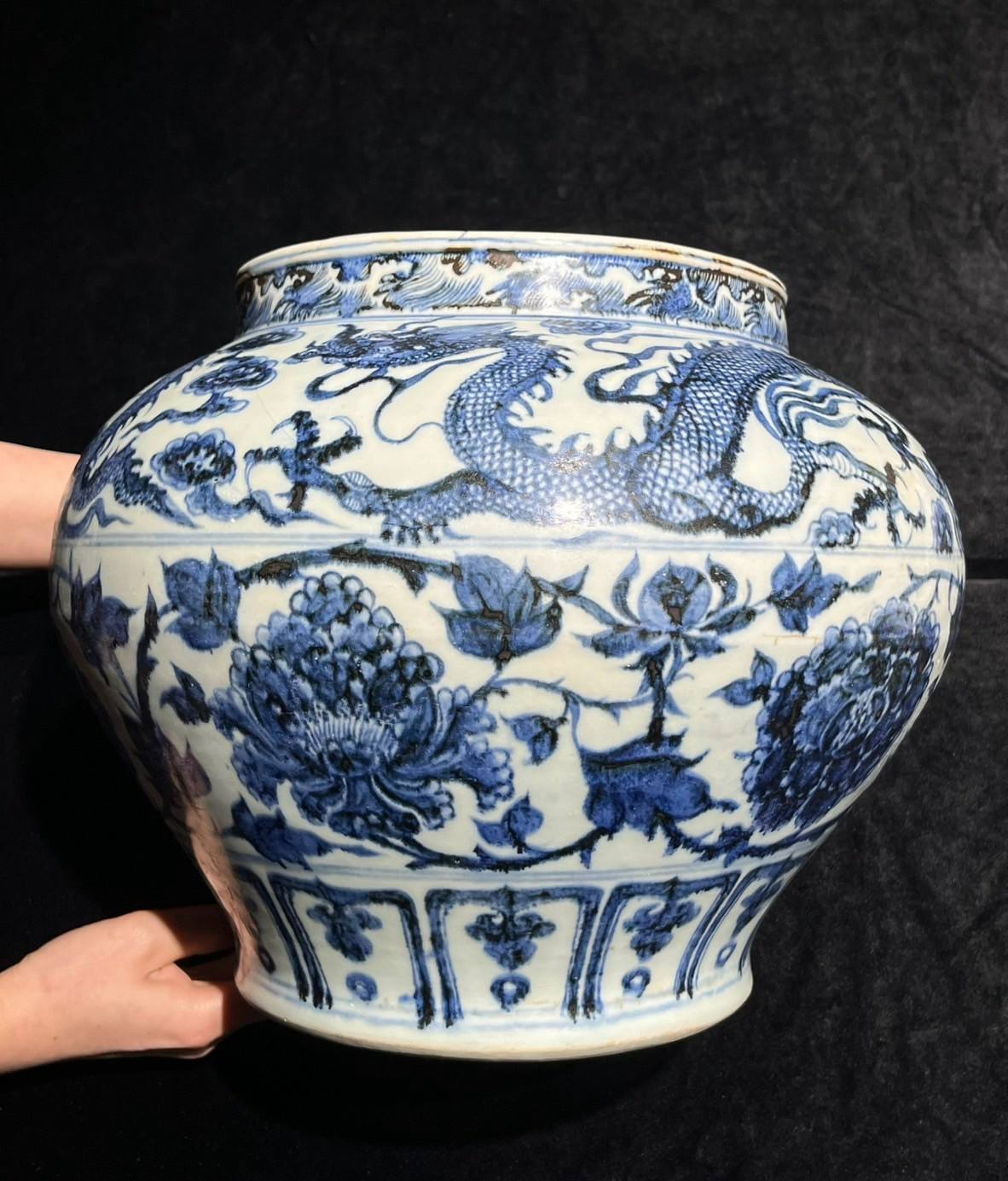 典藏古美術- 元〈青花纏枝牡丹雲龍紋罐〉 徑34.9公分、高27公分估價400
