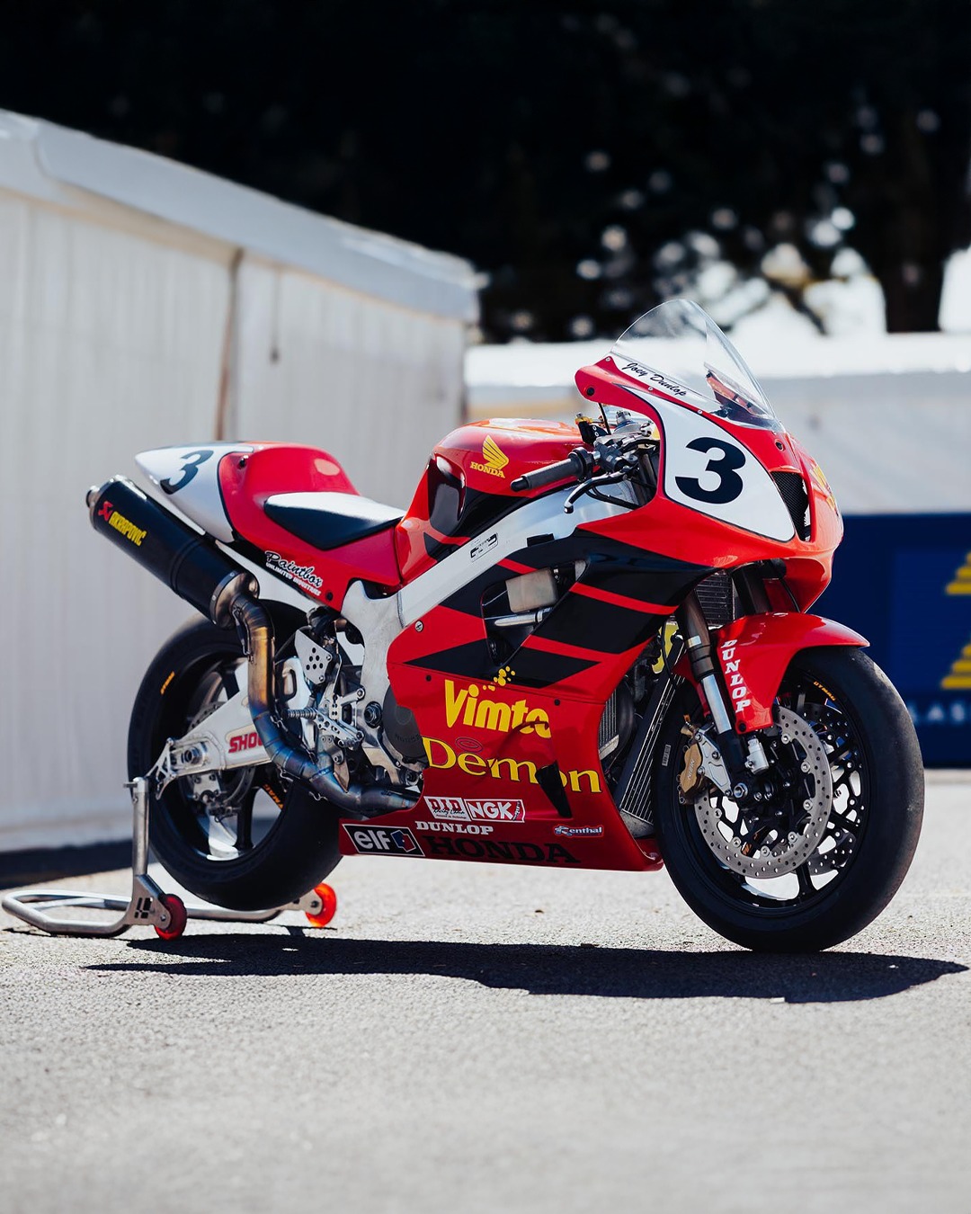 Joey Dunlop Rides The #2 Honda 812cc Isle Of Man Formula 1 TT Race