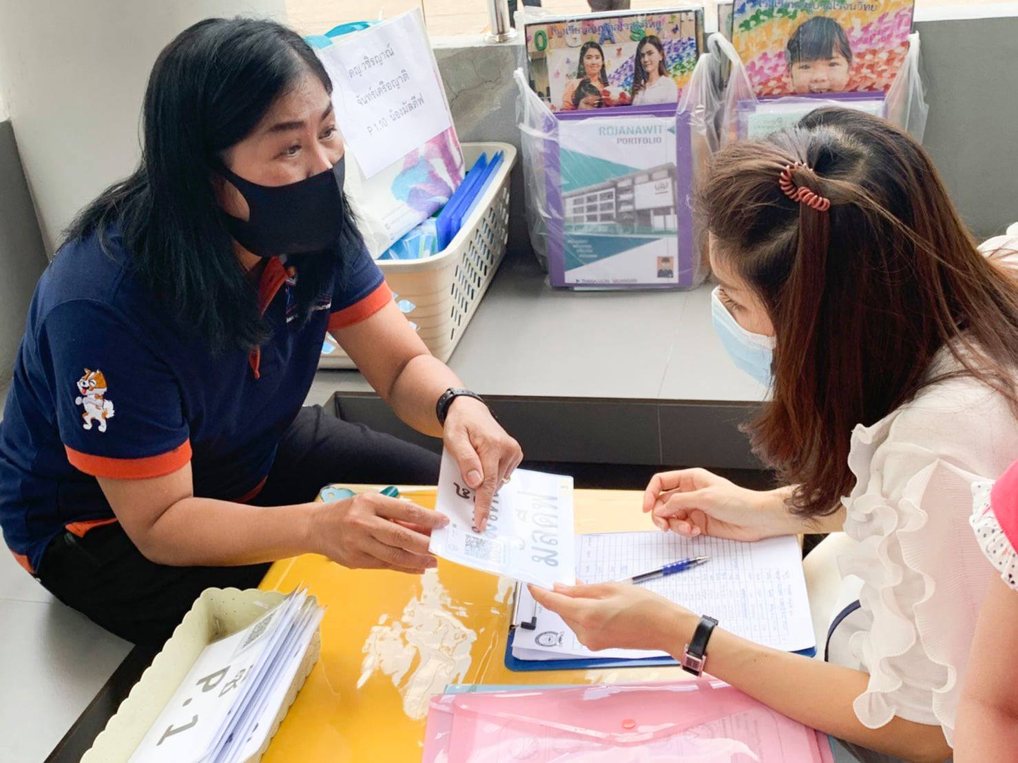 นักเรียนและผู้ปกครองนำสมุด-หน... - โปรแกรมอังกฤษโรจนวิทย์ RIEP | Facebook