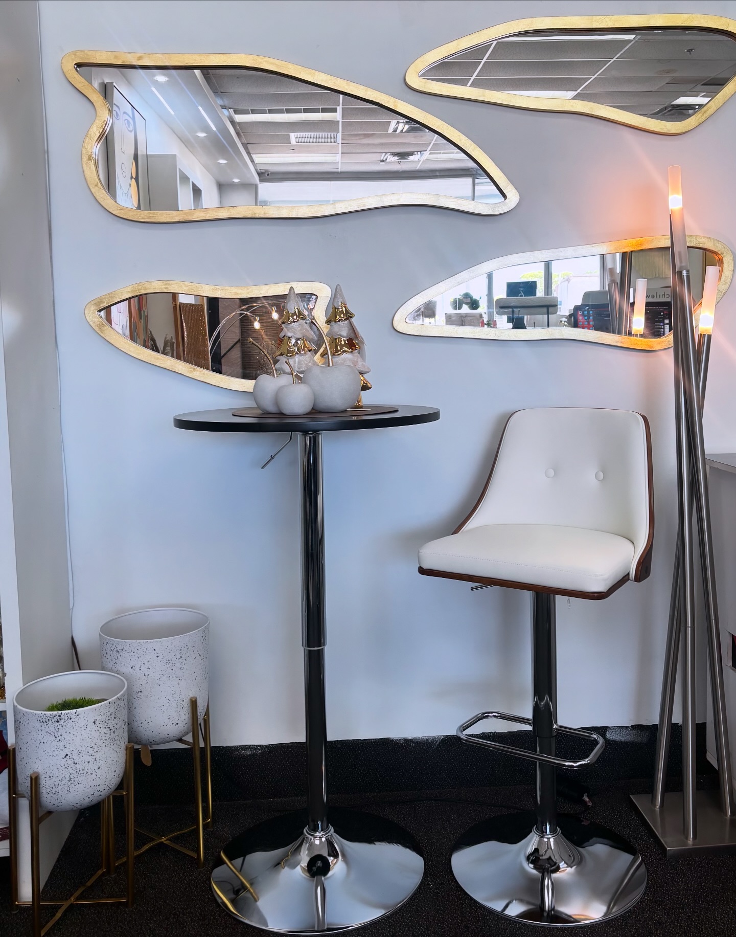 STOOL - 🌟 Elegancia que refleja tu estilo 🌟 Stools, mesa alta y espejos ...