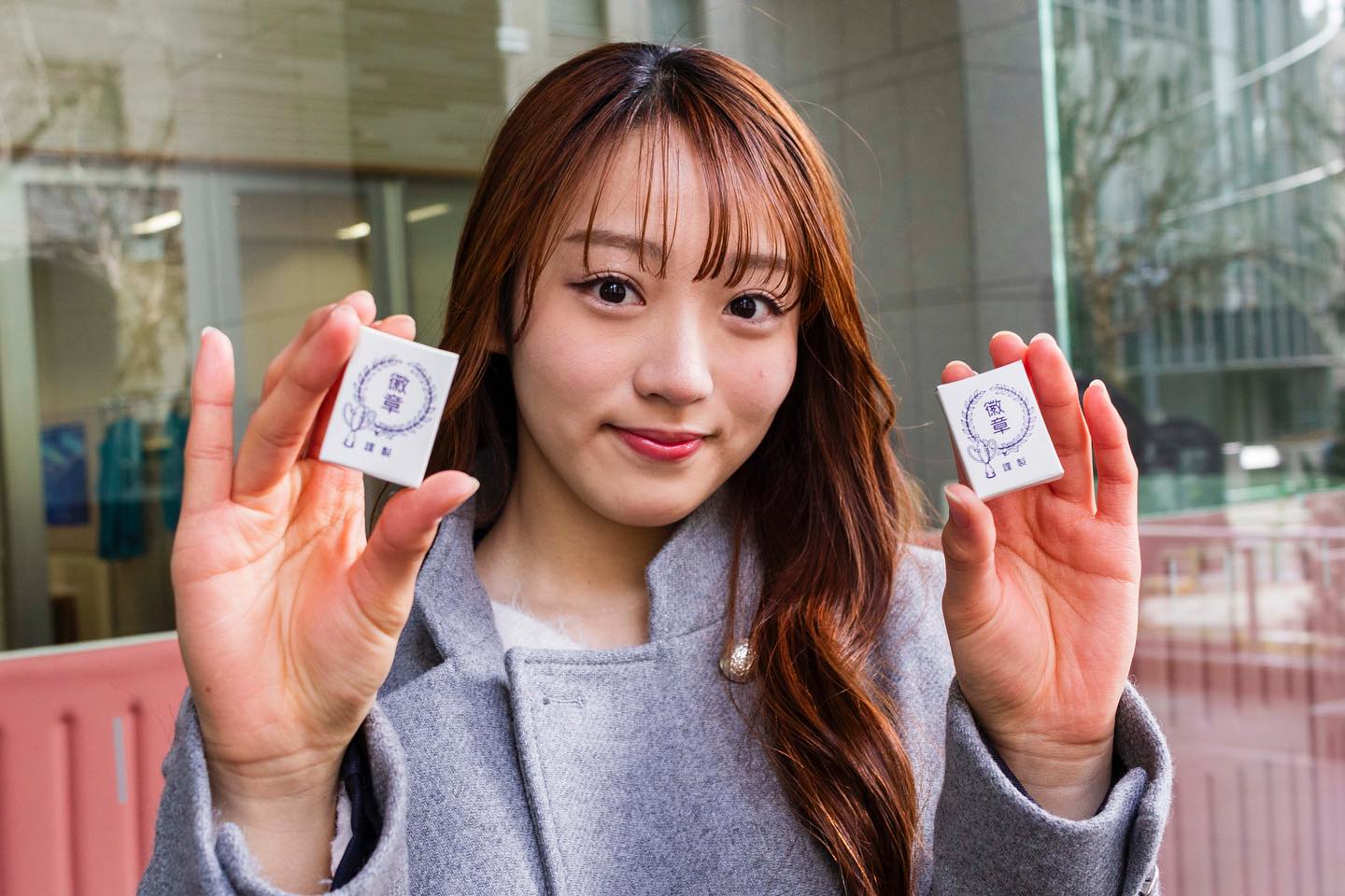 円に糸巻」に「大學」の文字が入った校章バッジ。 円は心の円満、糸巻 