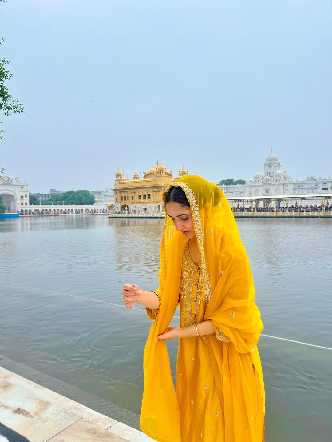 dress code for ladies in golden temple amritsar SaachiBindra glows her yellow outfit as she seeks blessings at the her debut movie #MannuKyaKarega🌸 #MiddayGujarati #SaachiBindra # GoldenTemple #MannuKyaKarega #DebutMovie #Blessings #YellowOutfit #SpiritualVibes #BollywoodDebut what to wear in golden temple
