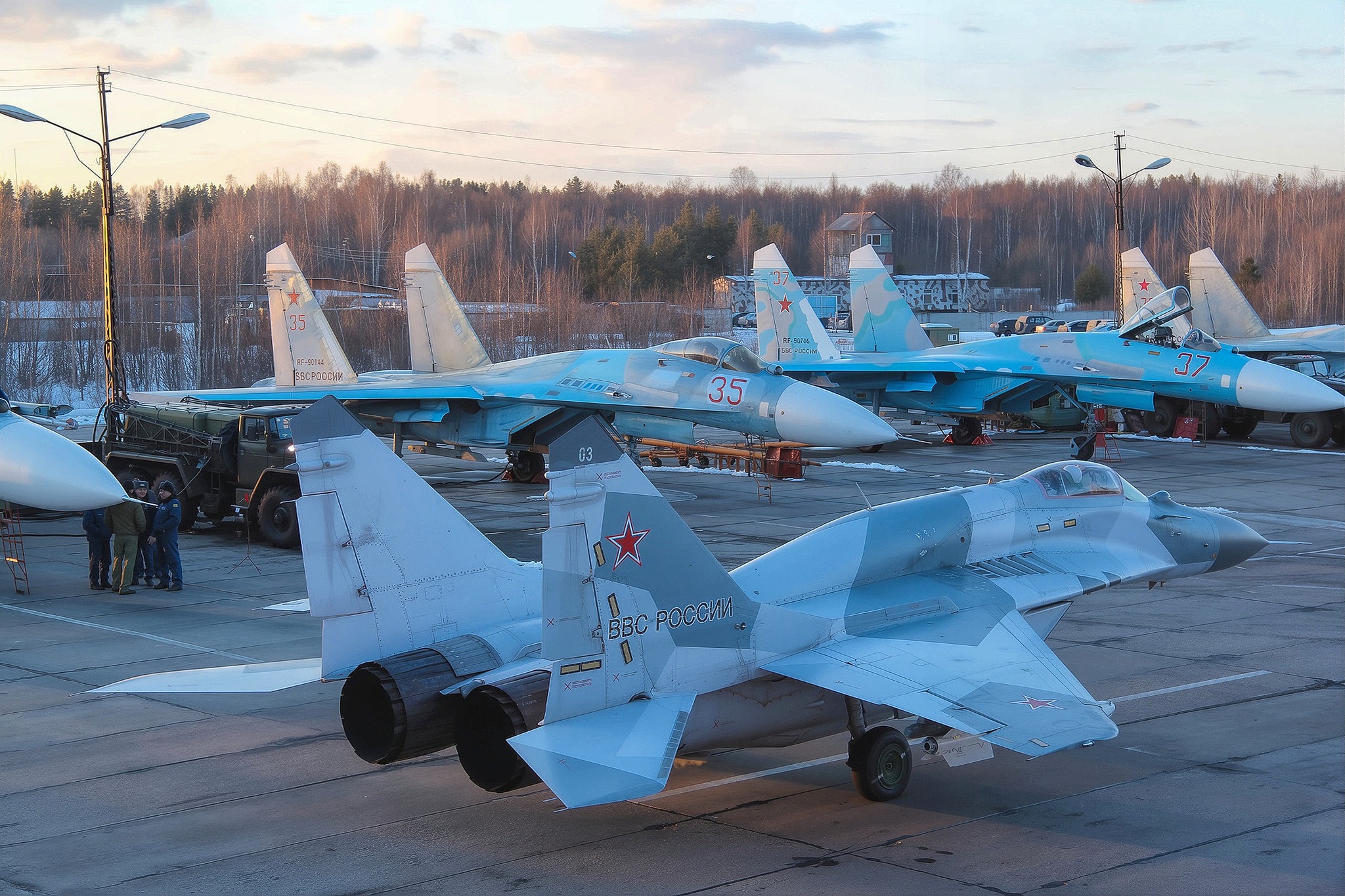 MiG-29 - MiG-29SMT taxiing in front of Su-27... VLK | Facebook