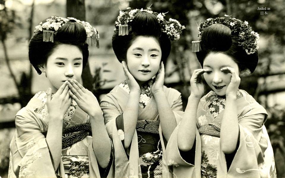 maikohaaan☆。.:＊・゜ An early Shōwa period photo of three maiko (apprentice geisha