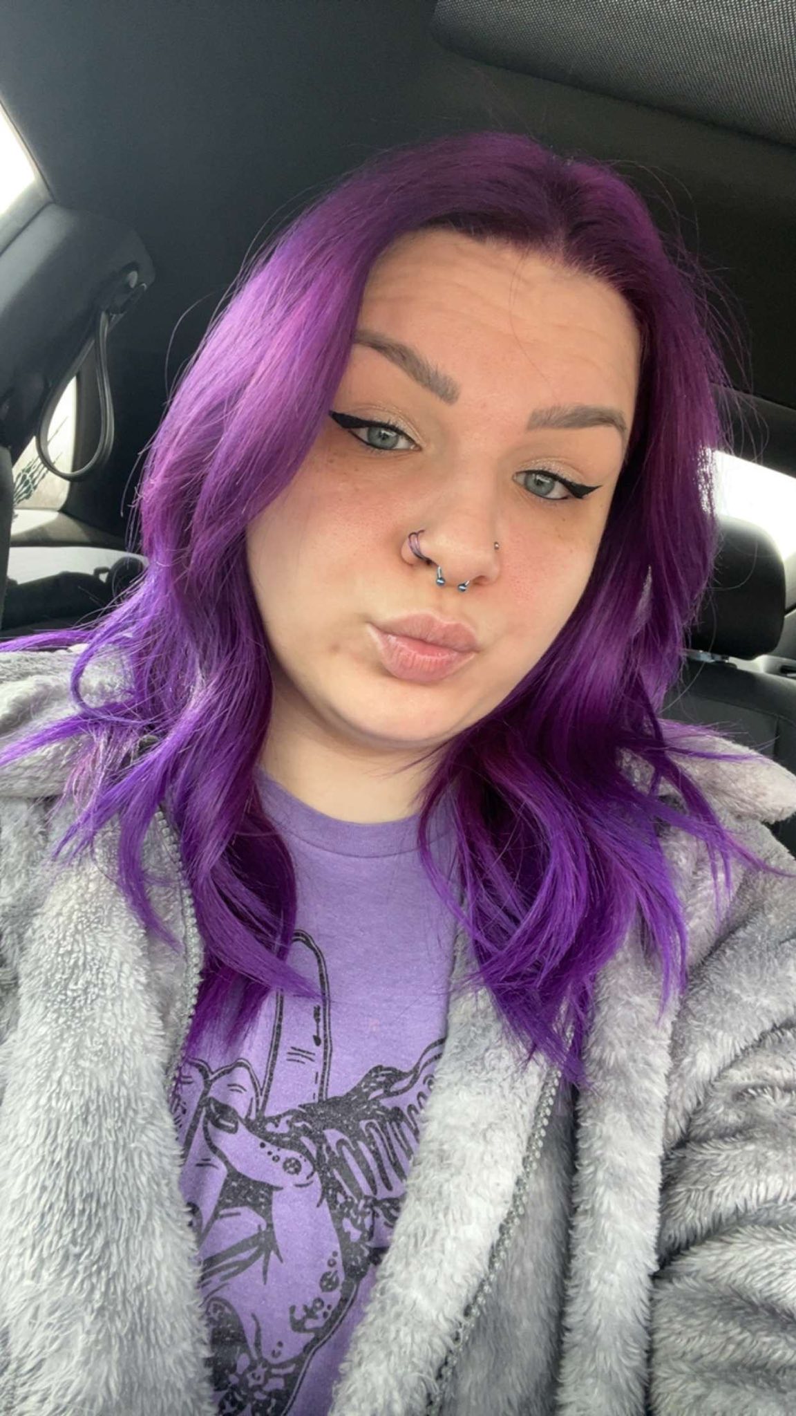comment a purple emoji ☮️👩🏻‍🎤💟 | Zhavia