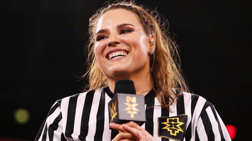 มวยปล้ำจานร้อน Jessika Carr กรรมการหญิงทำหน้าที่ใน...