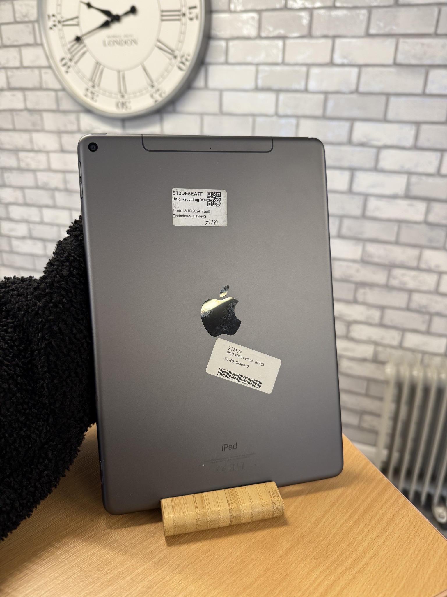 Apple iPad Air (3rd Generation) 64GB, Wi-Fi, 10.5in Space Gray