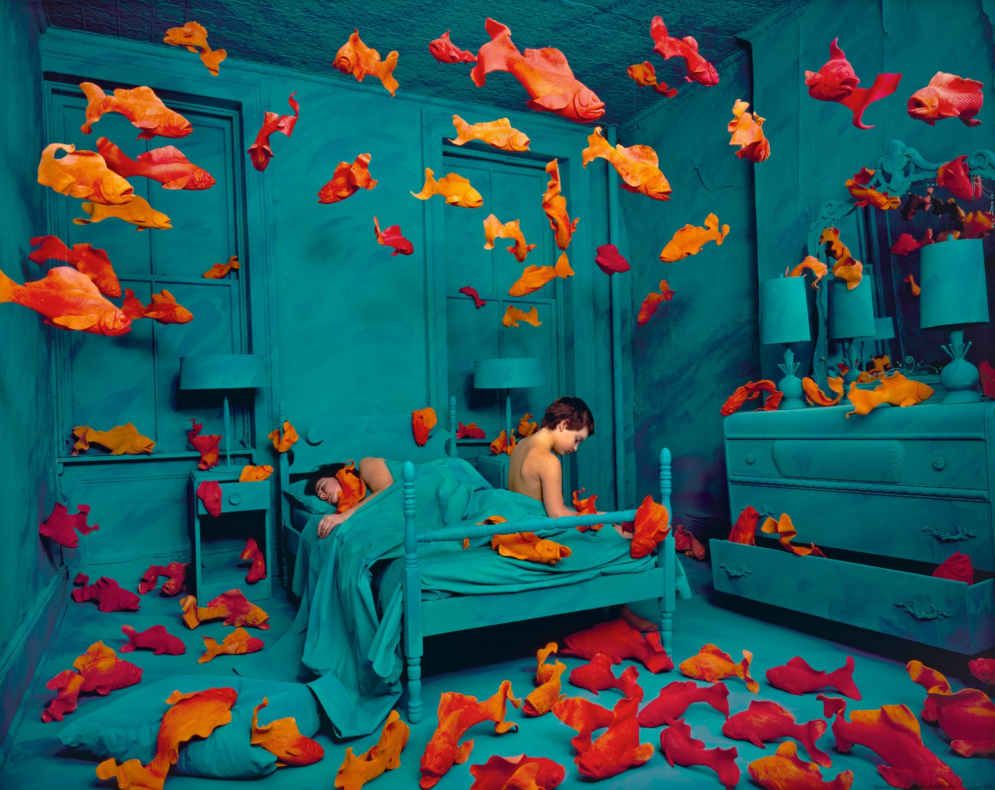 トップス Sandy Skoglund Revenge of the Goldfish Sandy Skoglund's 1980 installation 'Revenge of the Goldfish' will