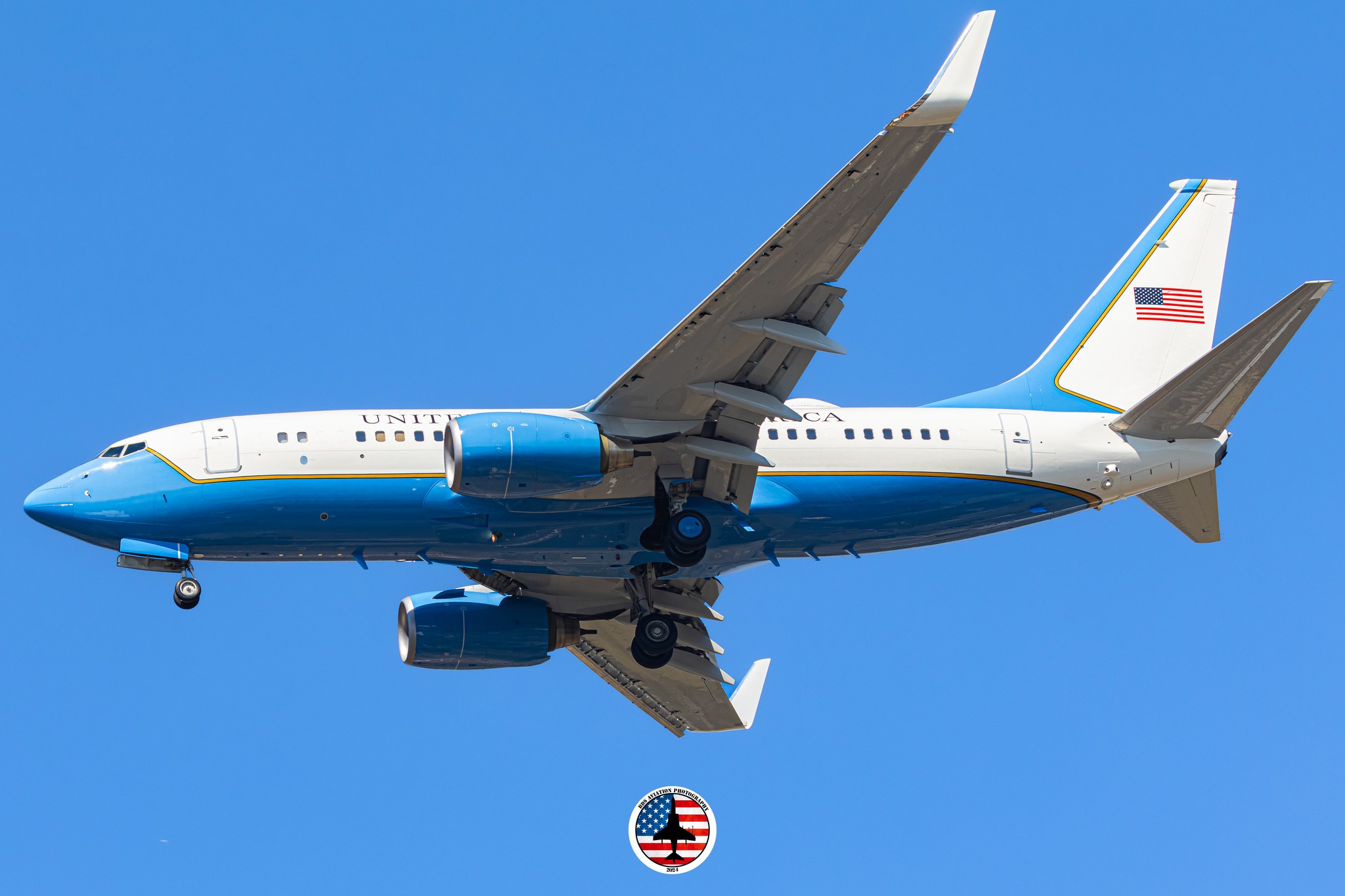 Boeing 737 C-40 military plane spotted at runway 24