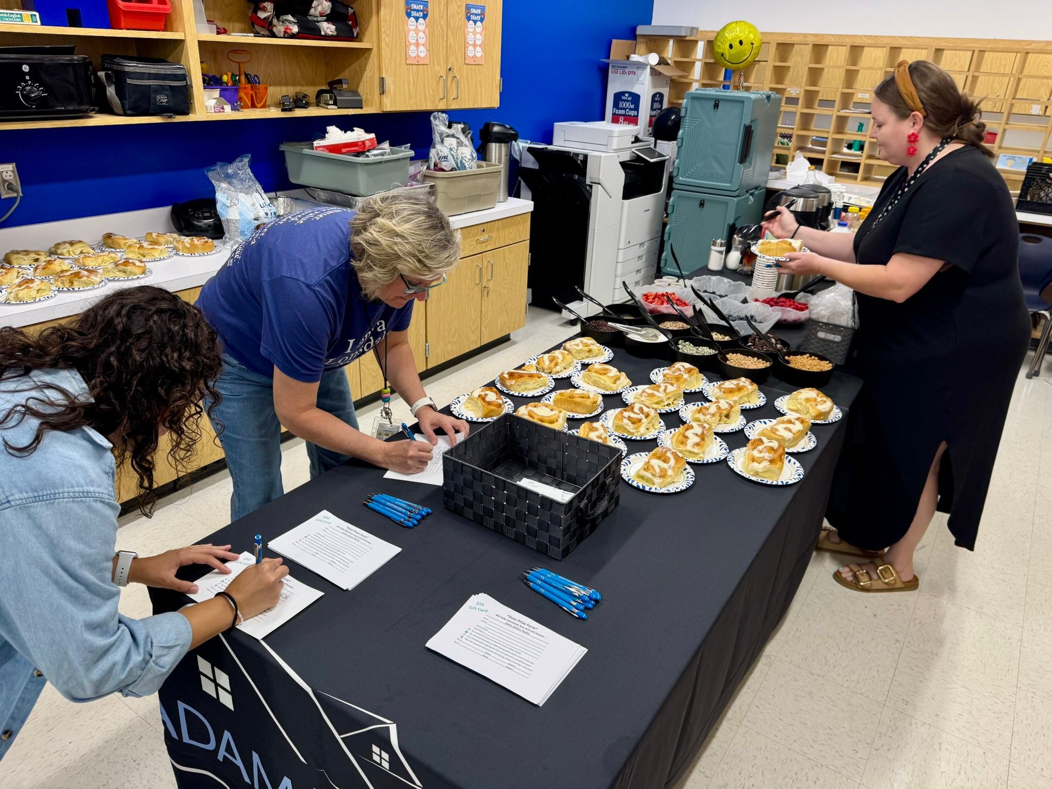 wcs2019 プレイマット　スタッフ　STAFF Lonsdale Elementary staff treated to cinnamon rolls on last day