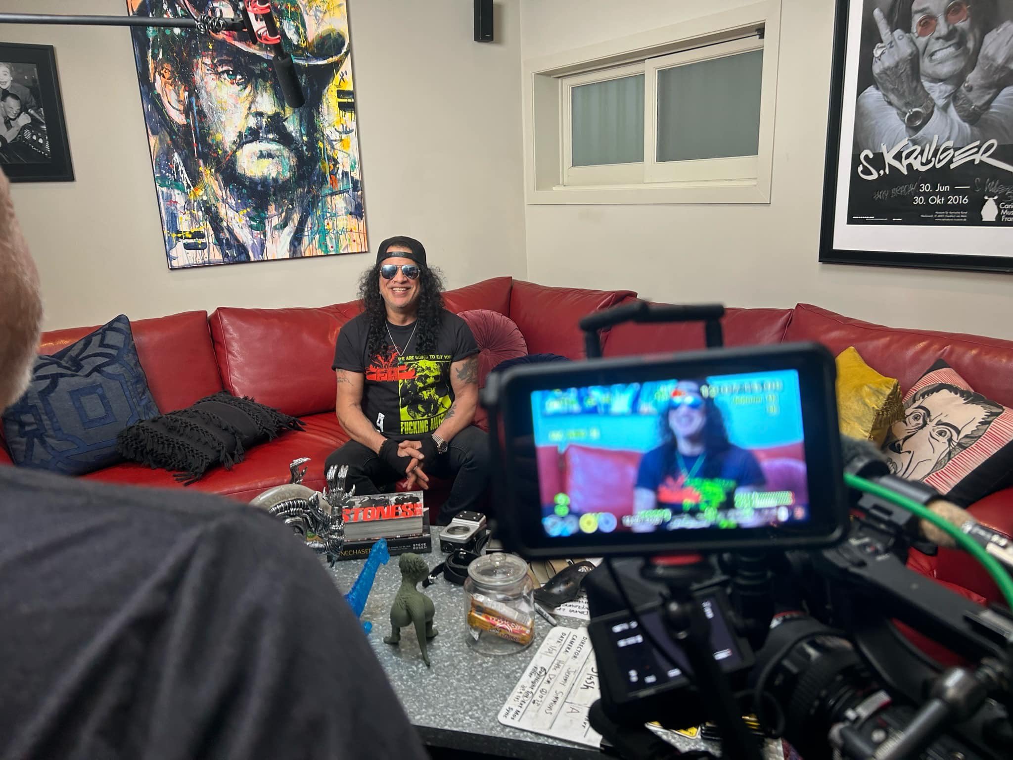 Slash News - A production photo of Slash during recent interviews for ...