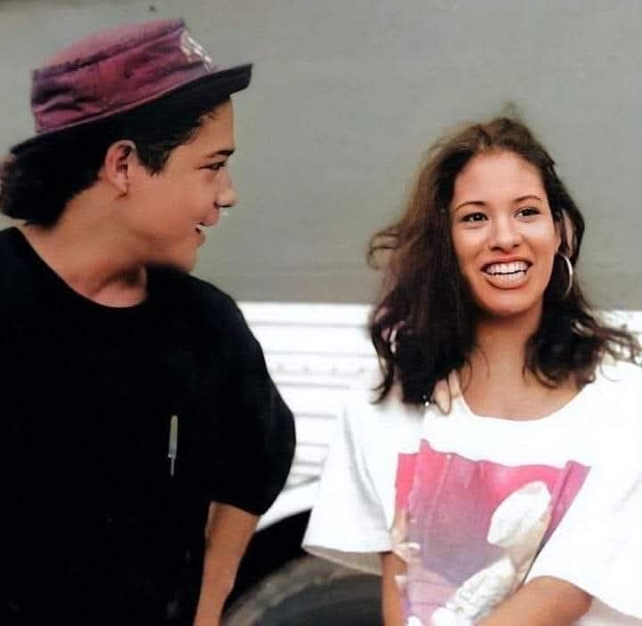 SQP Fans - Quedate con quién te mire Como Chris a Selena 🥰 | Facebook