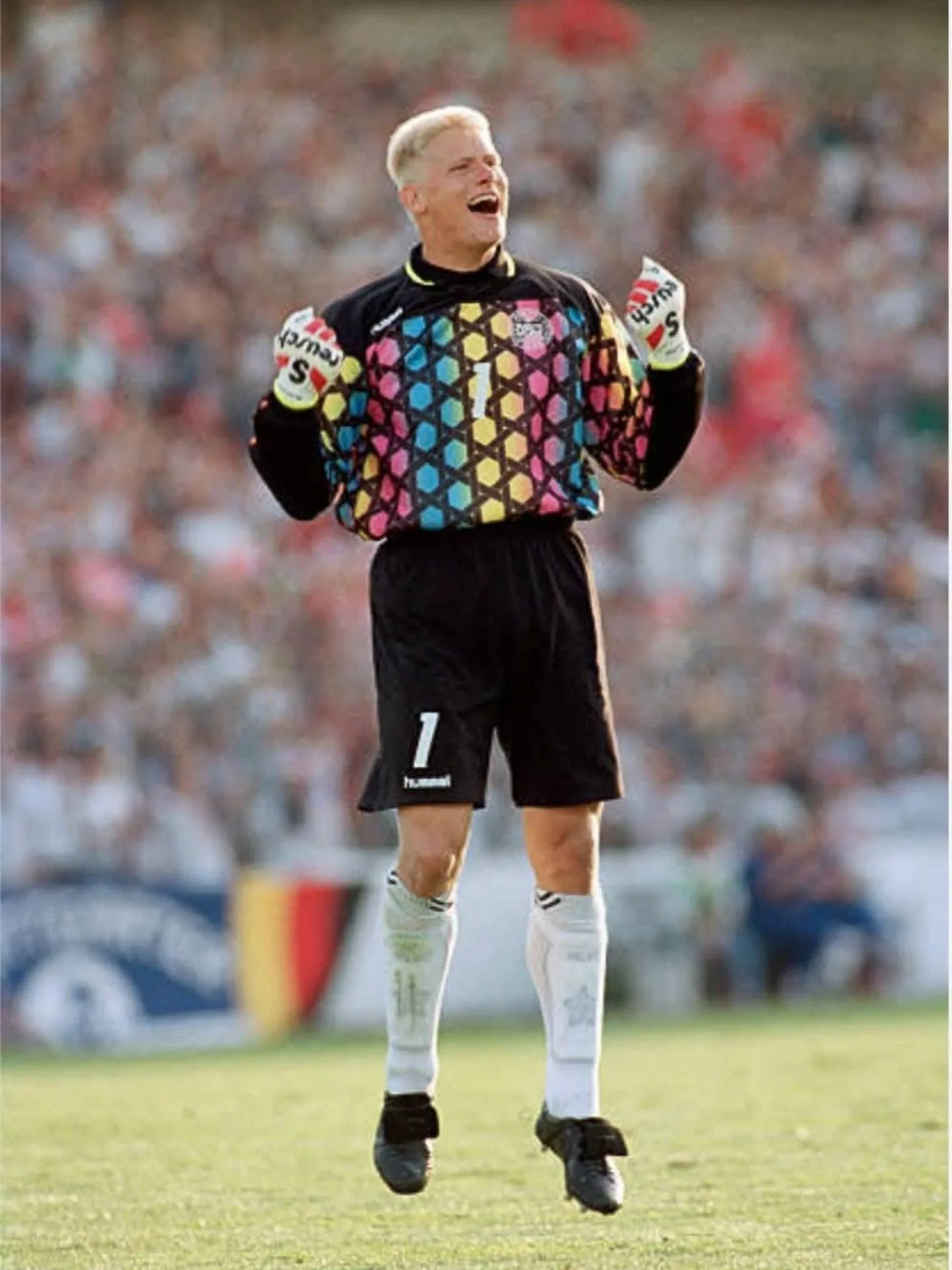 Peter Schmeichel celebrates for Denmark at Euro92!! 🇩🇰