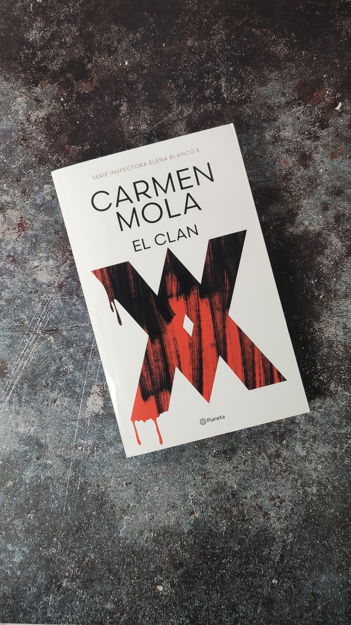 editorial-cu-ntas-novelas-de-carmen-mola-hab-is-le-do-con-el-clan