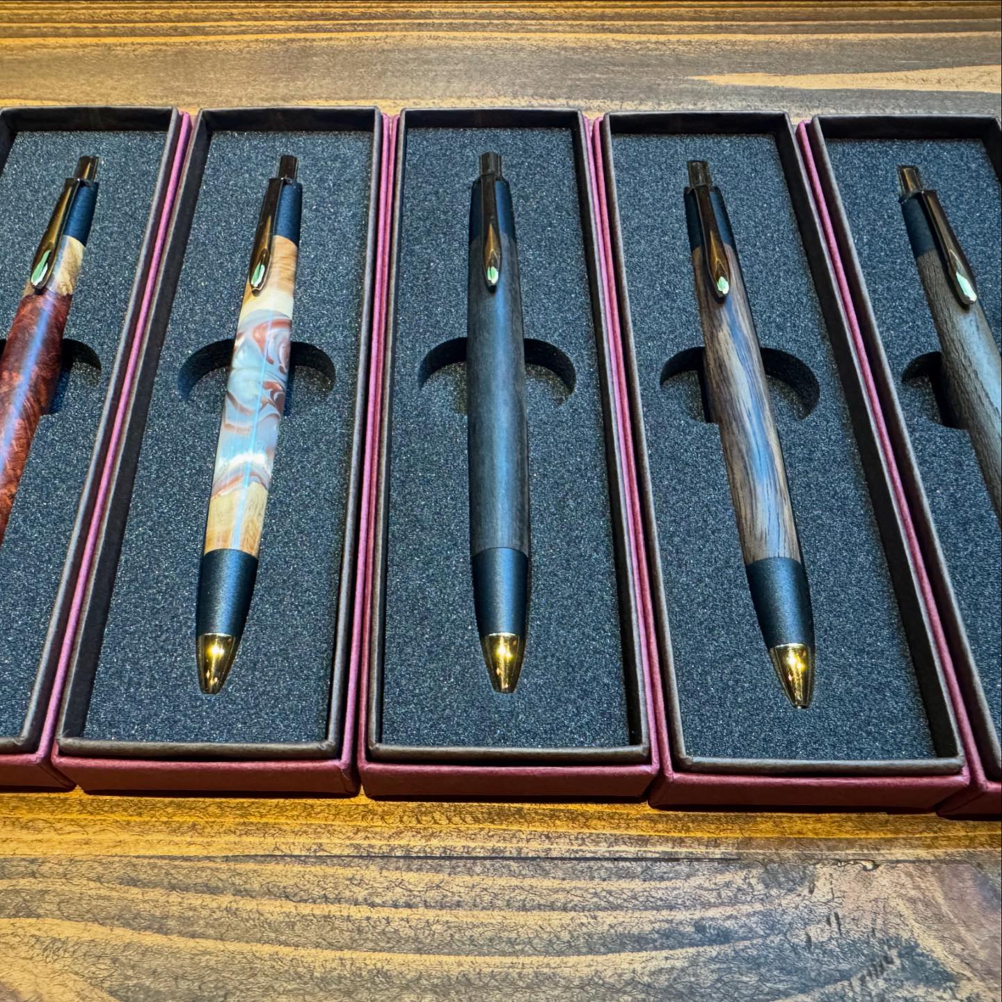 店舗に新作仕入れしました😊 本花梨瘤紅白、 レジンウッド、黒柿