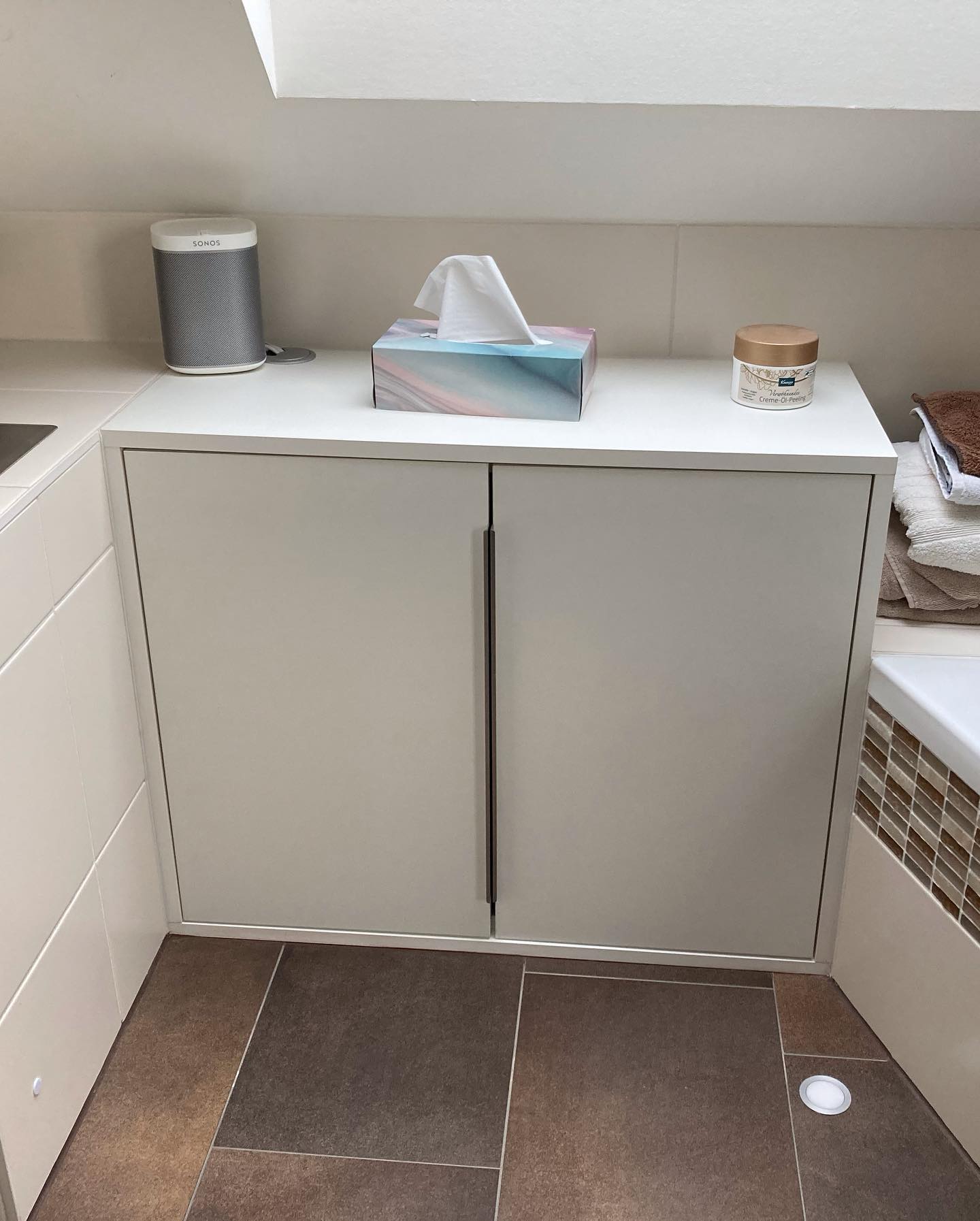Kleiner Handtuchschrank in der Badnische. Kleiner Handtuch Schrank in die Nische zwischen Abwurf und Badewanne. Passend zum Bad in Creme weiß. #badschrank #bad #badewanne #nische #wäscheabwurf #badezimmer #schreiner #tischler #designatelierneckermann