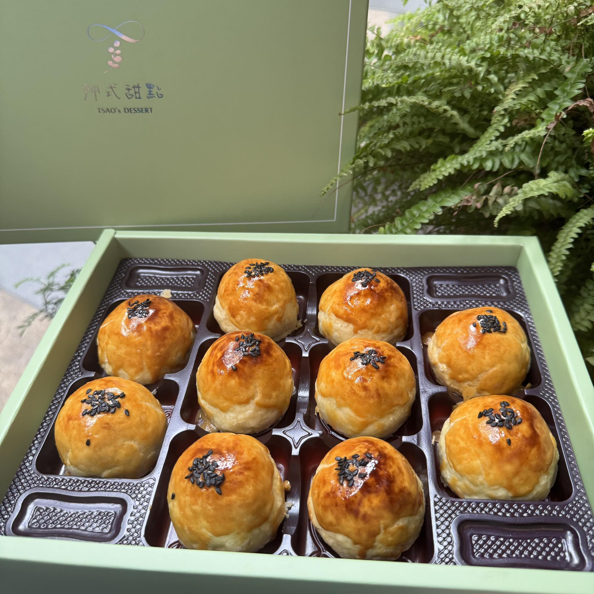 滋養和菓子 - 季節限定 艾草麻糬 軟Q麻糬揉入清香幼嫩的艾草 內層豐潤的紅豆餡 清明一起品嚐、感受春天的味道 https://www ...