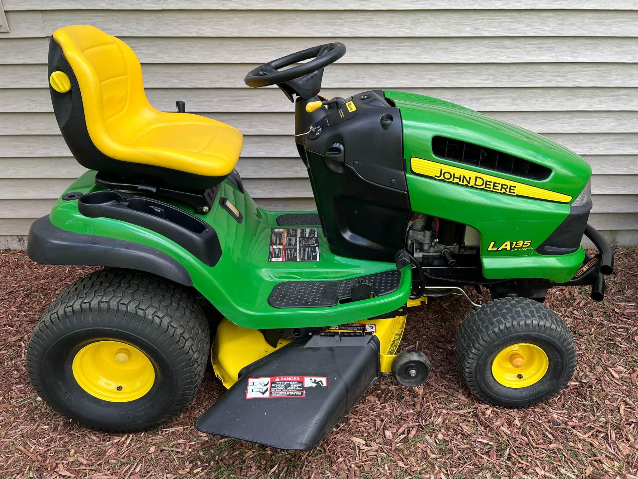 John Deere LA135 Limited Edition Riding Lawnmower 42” - Lawn 