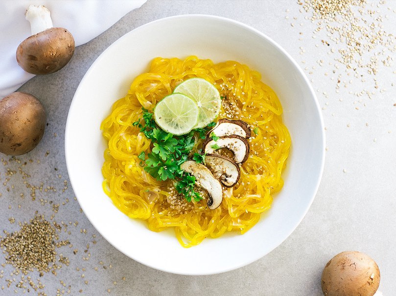 Bio Süßkartoffel Glas Spaghetti 🍠Rezept ⇣⠀⠀ ⠀⠀ Süßkartoffeln gelten als eine der gesündesten und nährstoffreichsten Gemüsearten. Unsere Bio Süßkartoffel Glas Spaghetti haben nach dem Kochen eine Konsistenz wie eine Glasnudel und die