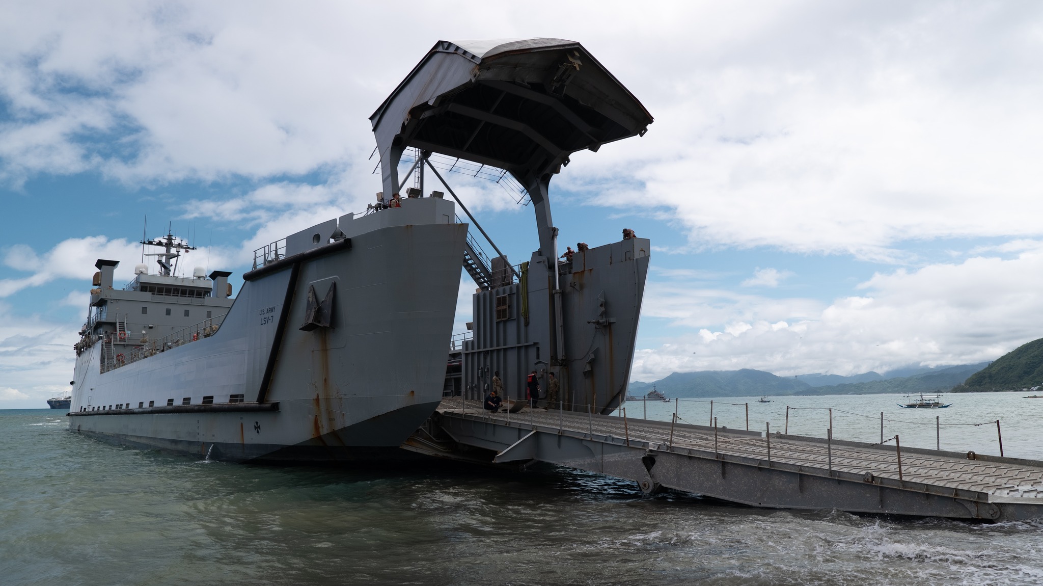 Pitz - U.S. Army Reserve vessel Robert T. Kuroda (LSV-7) unloads ...