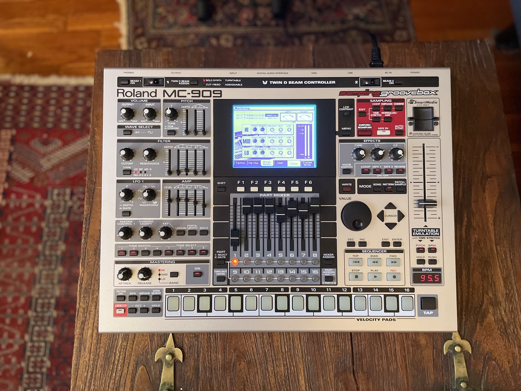 Roland MC-909 synthesizer features and review