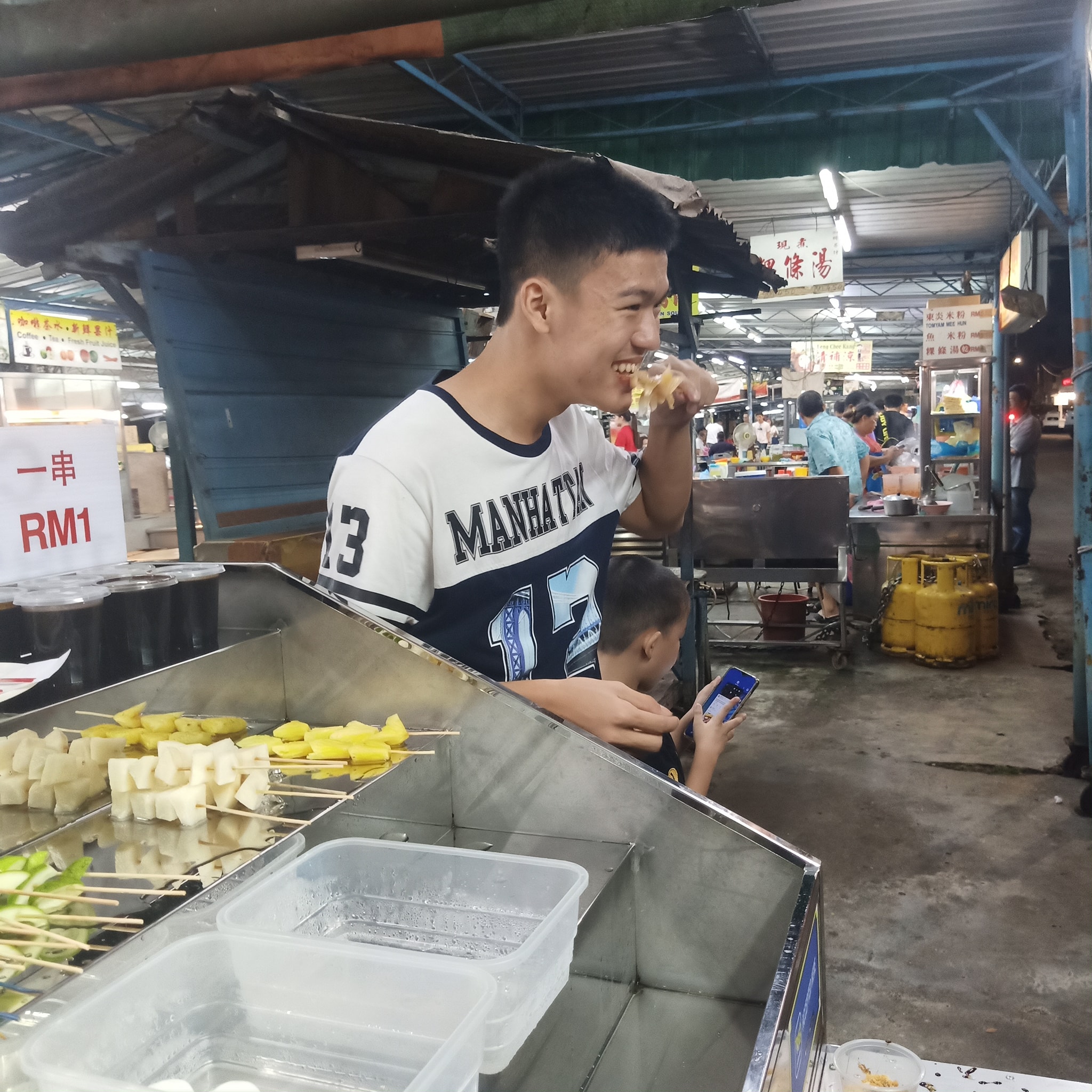 118串串rojak At Chai Leng Park 这位帅哥一口三串串鱿鱼真好味 Facebook