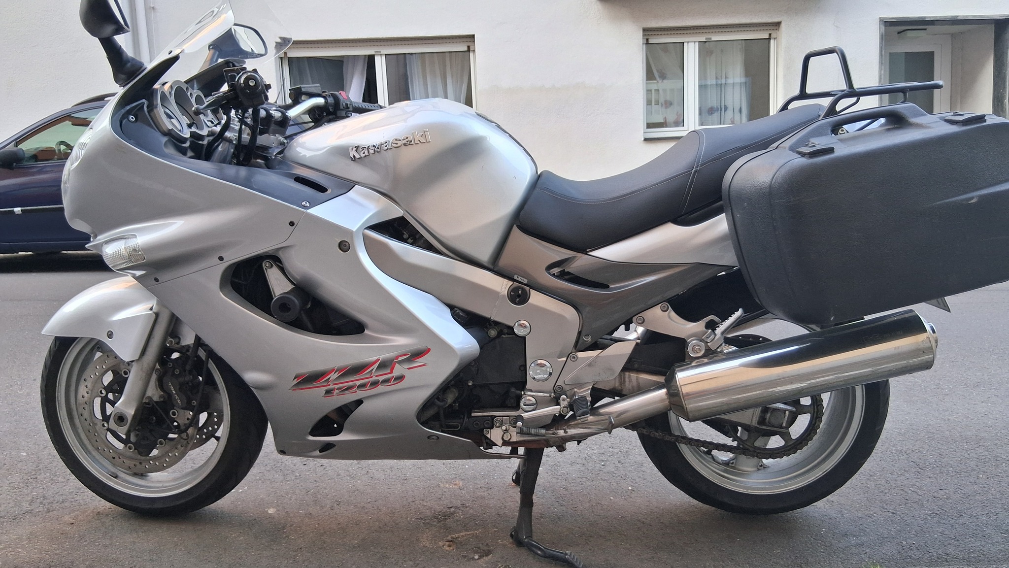 Kawasaki ZZR1200 , 2002, 77,000km (not a lot for this big softie